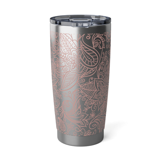 RVS tumbler van 600ml met zachtroze primrose bloemenprint op zilverkleurige achtergrond, dubbelwandig geïsoleerd met transparante schuifdeksel.