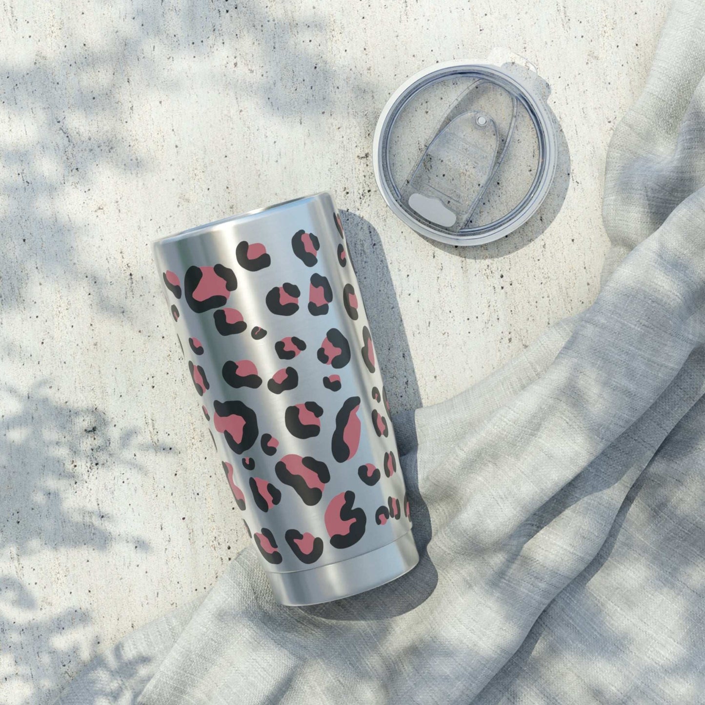 RVS tumbler 600ml met Herfst Dierenprint, luipaardmotief in roze en zwart op zilverkleurige achtergrond.