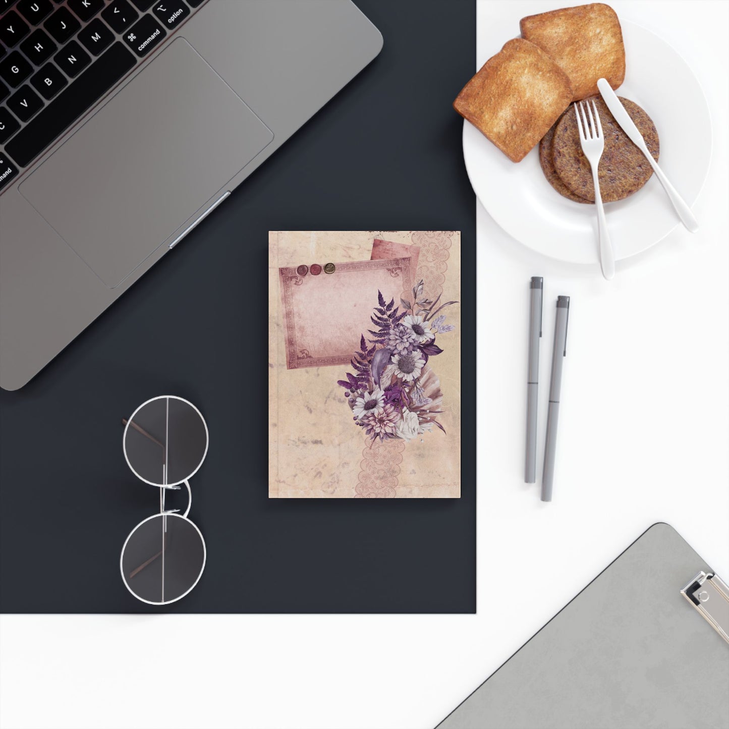 Notitieboek vintage bloemen – voorkant met paarse bloemen op beige achtergrond

Notitieboek vintage bloemen – achterkant met antiek design en bloemendecoratie