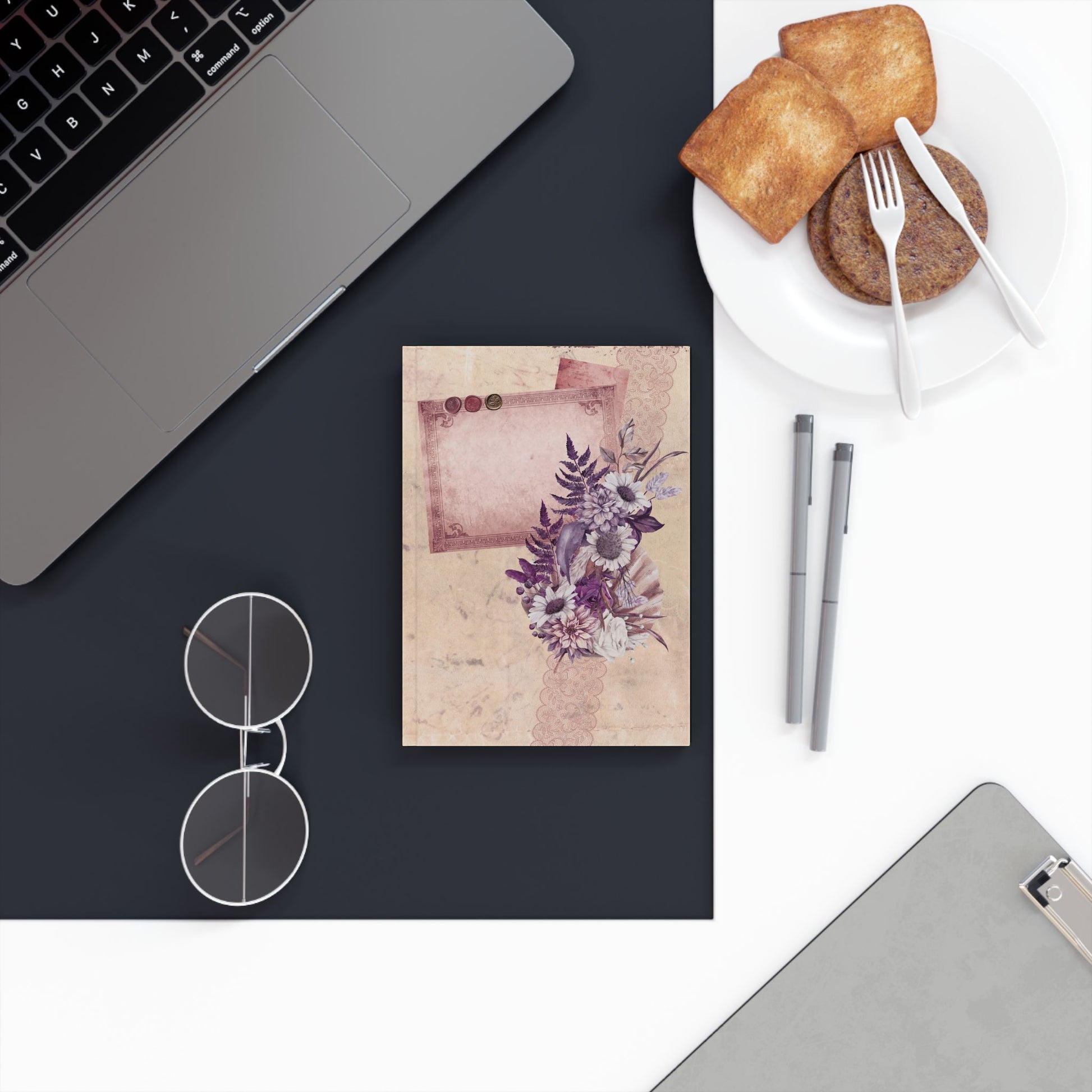 Notitieboek vintage bloemen – voorkant met paarse bloemen op beige achtergrond

Notitieboek vintage bloemen – achterkant met antiek design en bloemendecoratie