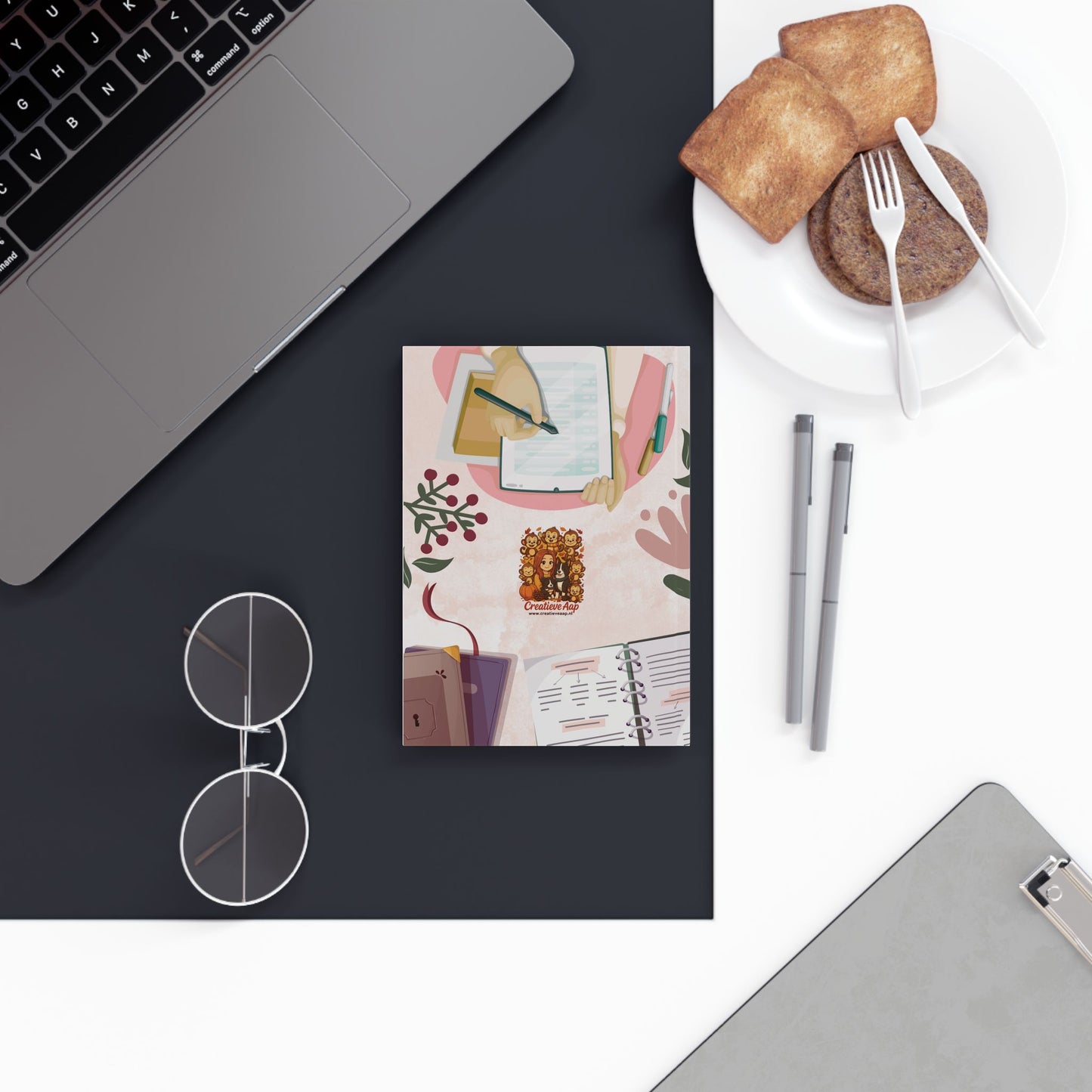 Bullet journal notitieboek met cozy design, Creatieve Aap Collectie 2025 – voorkant met schrijvend hand en open planner

Bullet journal notitieboek met cozy design, Creatieve Aap Collectie 2025 – voorkant met stoel, boeken en koffietafe