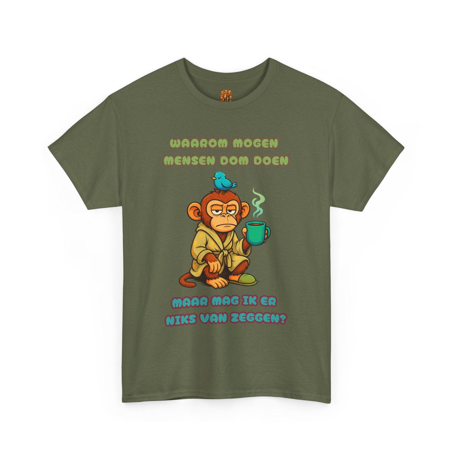 shirt 5 kleuren dom mensen humor Military Green. Tekst Waarom mogen mensen dom doen, maar mag ik er niks van zeggen? met aapje in ochtendjas zitten op de grond  pantoffel aan. beker in zijn hand en klein vogeltje op zijn hoofd. Humor unisex shirt.