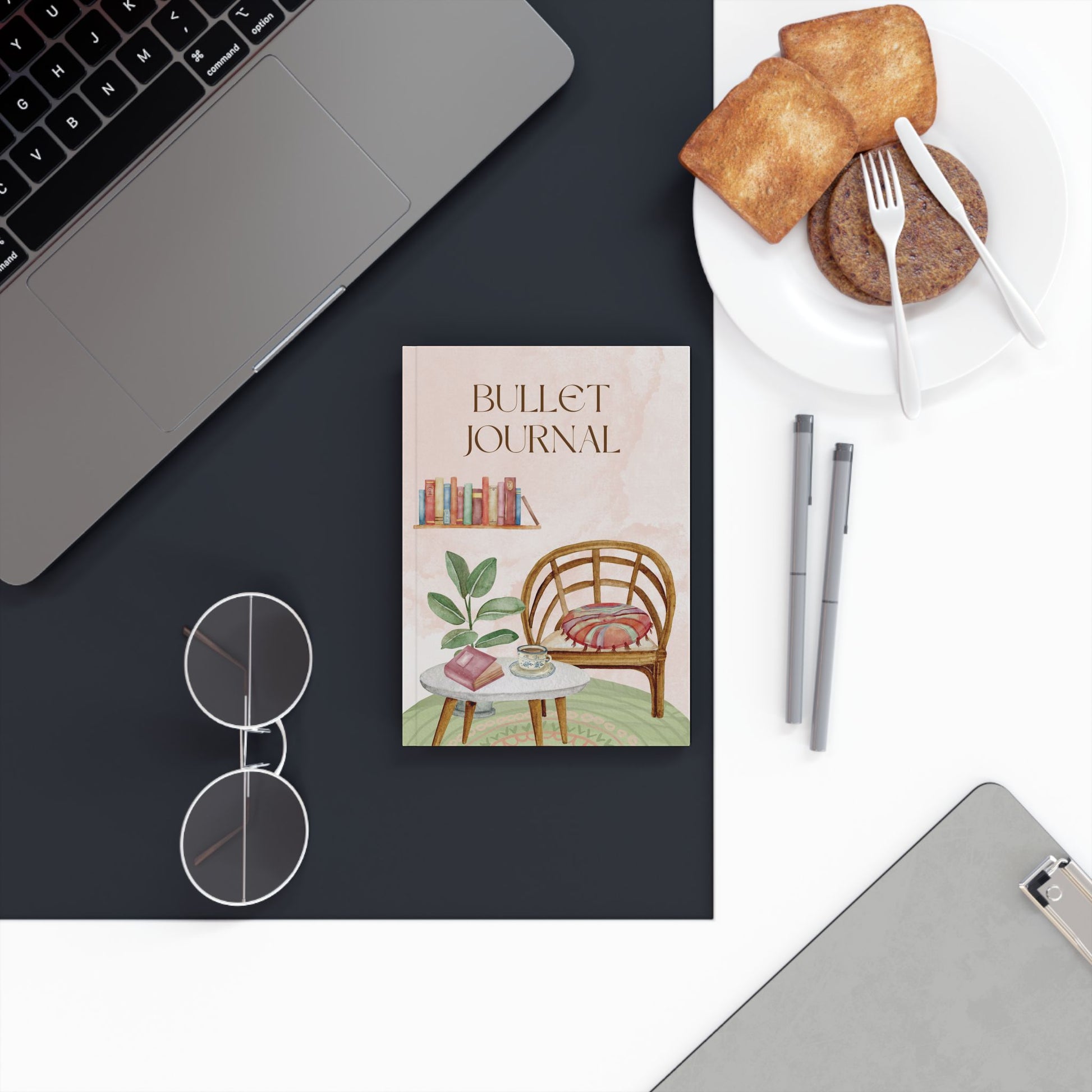 Bullet journal notitieboek met cozy design, Creatieve Aap Collectie 2025 – voorkant met schrijvend hand en open planner

Bullet journal notitieboek met cozy design, Creatieve Aap Collectie 2025 – voorkant met stoel, boeken en koffietafe