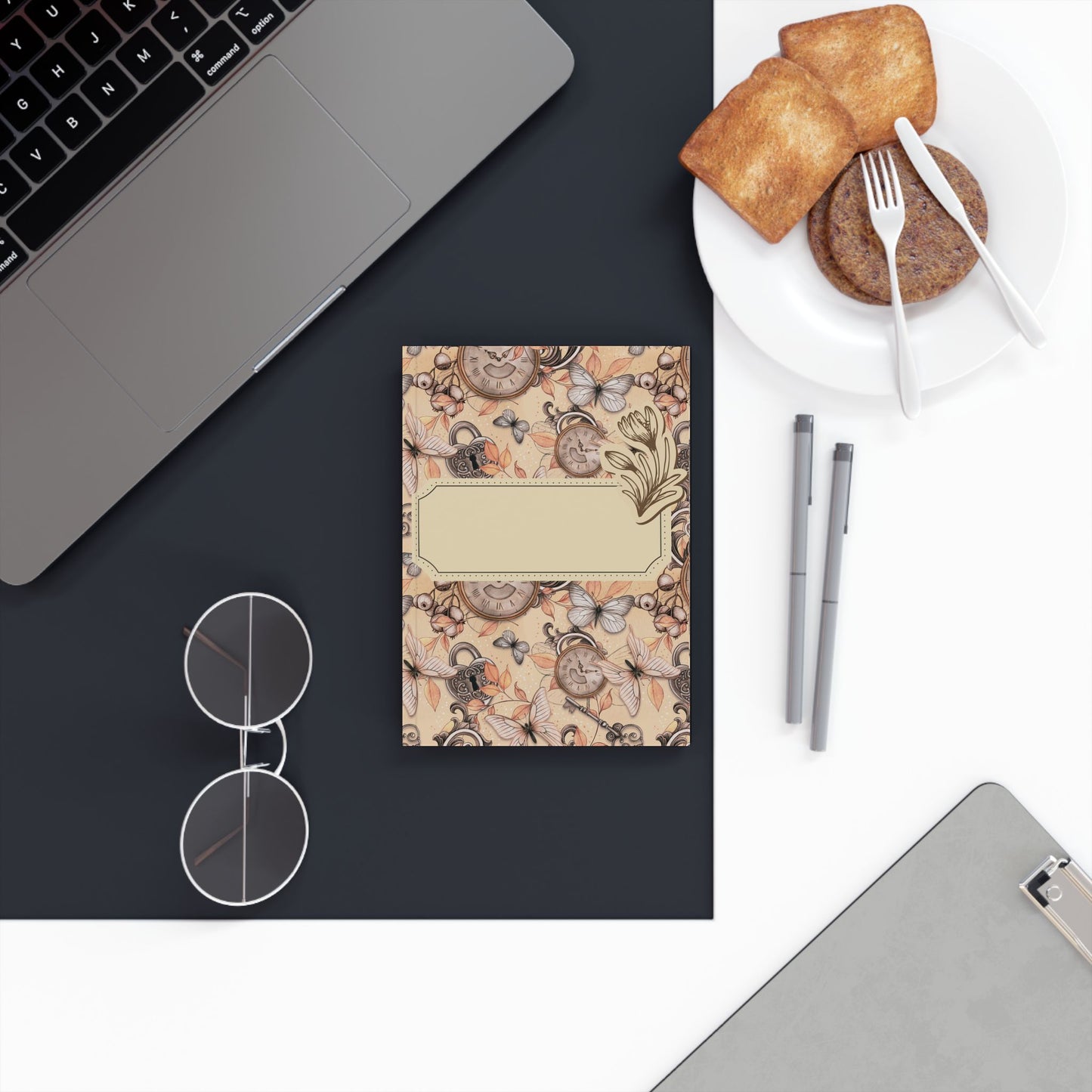 Notitieboek Vintage Tijd & Vlinders – voorkant met klokken en vlinders op beige achtergrond (13,2 x 18,8 cm)

Notitieboek Vintage Tijd & Vlinders – achterkant met klokken en vlinders, beige achtergrond (13,2 x 18,8 cm)