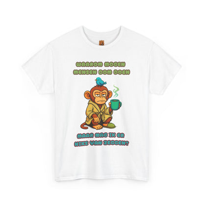 shirt 5 kleuren dom mensen humor wit. Tekst Waarom mogen mensen dom doen, maar mag ik er niks van zeggen? met aapje in ochtendjas zitten op de grond  pantoffel aan. beker in zijn hand en klein vogeltje op zijn hoofd. Humor unisex shirt.