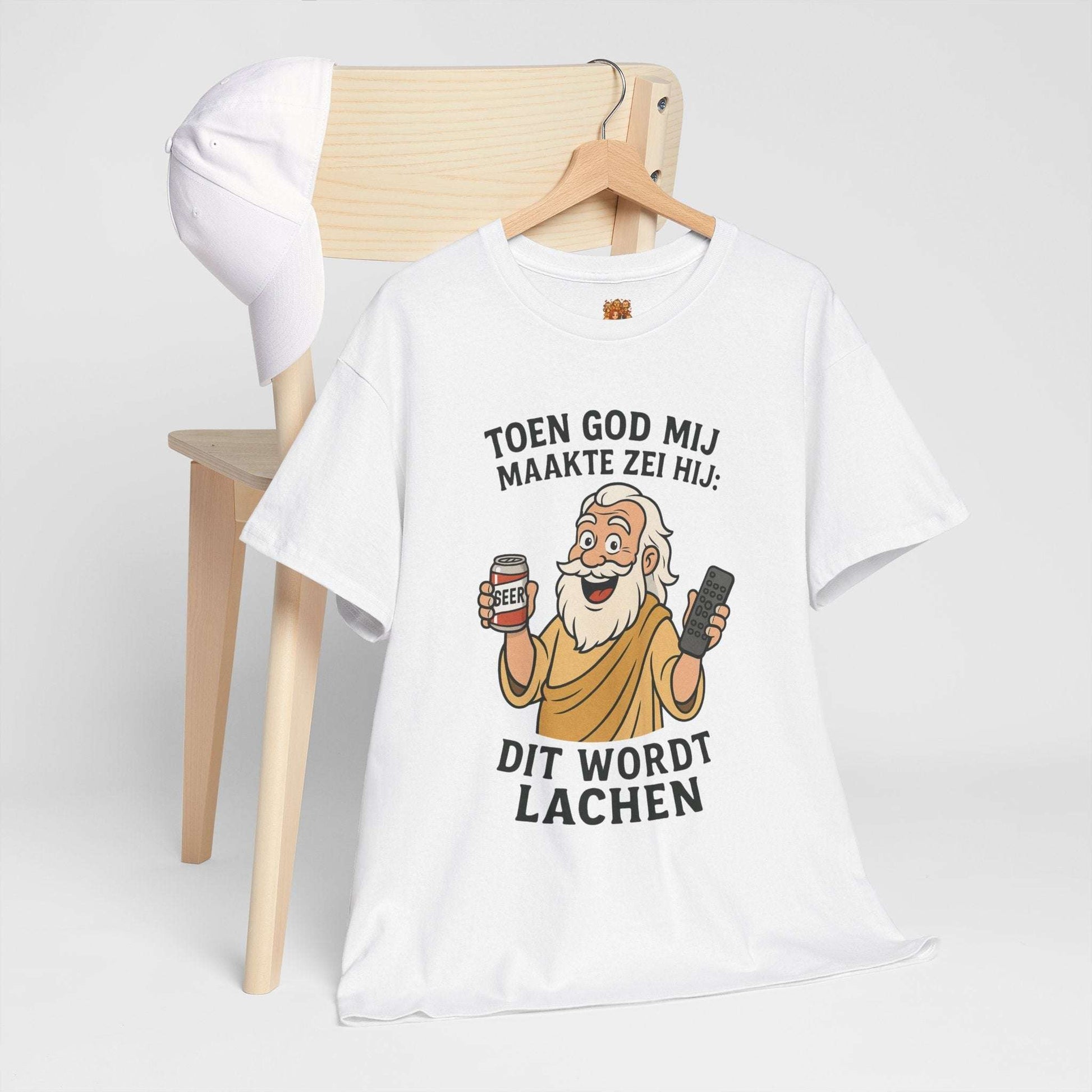 humor shirt toen god mij maakten zei hij wit hangend aan kledinghanger aan de stoel