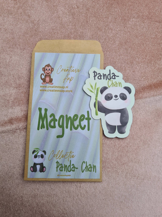 Afbeelding van de Kawaii Magneet Collectie Panda-Chan, met een schattige panda-illustratie en een formaat van 4,4 x 6 cm. Perfect voor het opfleuren van elke magnetische oppervlakte.