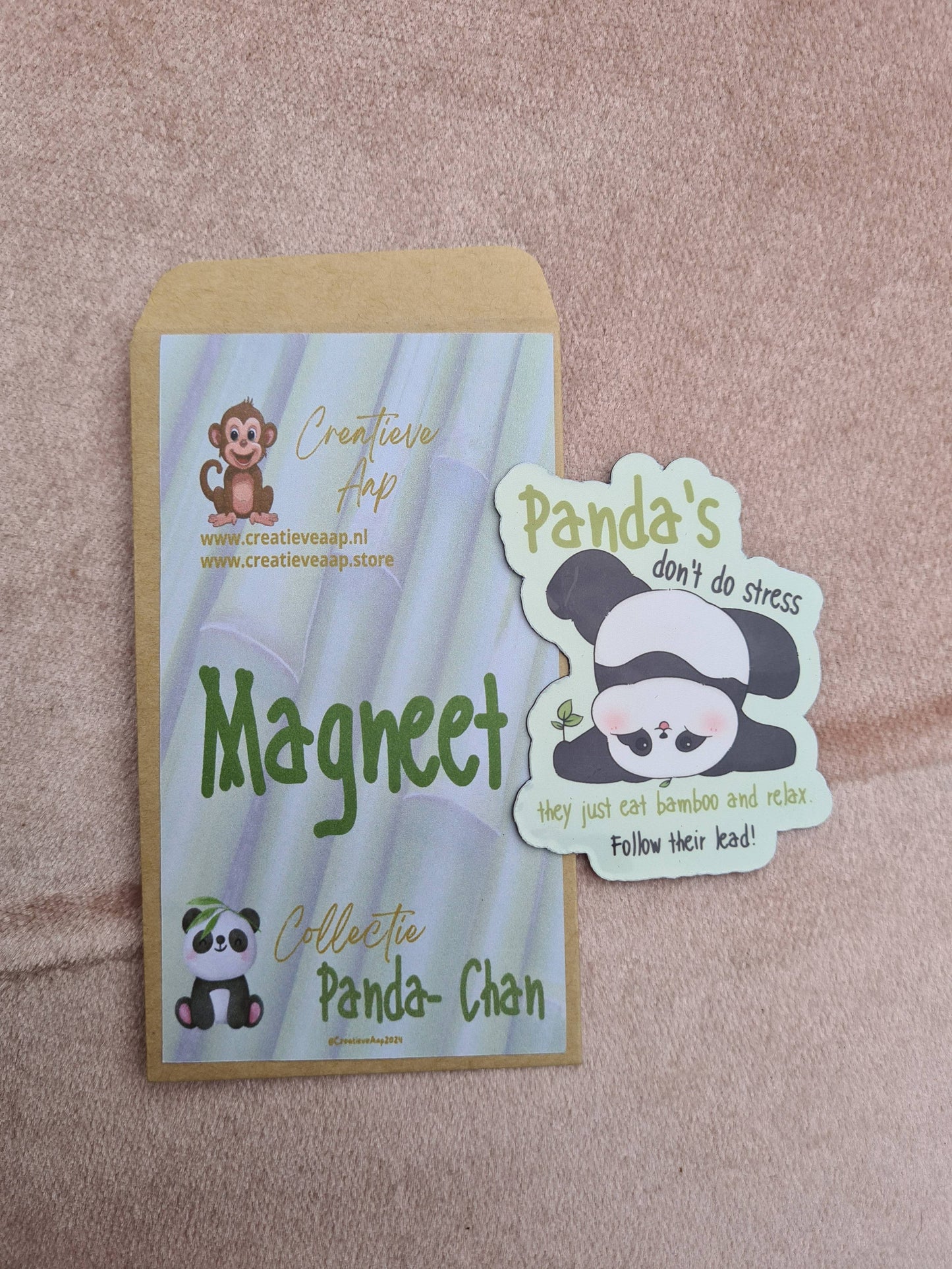 Afbeelding van de Kawaii Magneet Collectie Panda-Chan, met een schattige panda-illustratie en de tekst "Pandas don't do stress, they just eat bamboo and relax. Follow their lead!" Formaat: 4,7 x 6 cm. Perfect voor het opfleuren van elke magnetische oppervlakte.