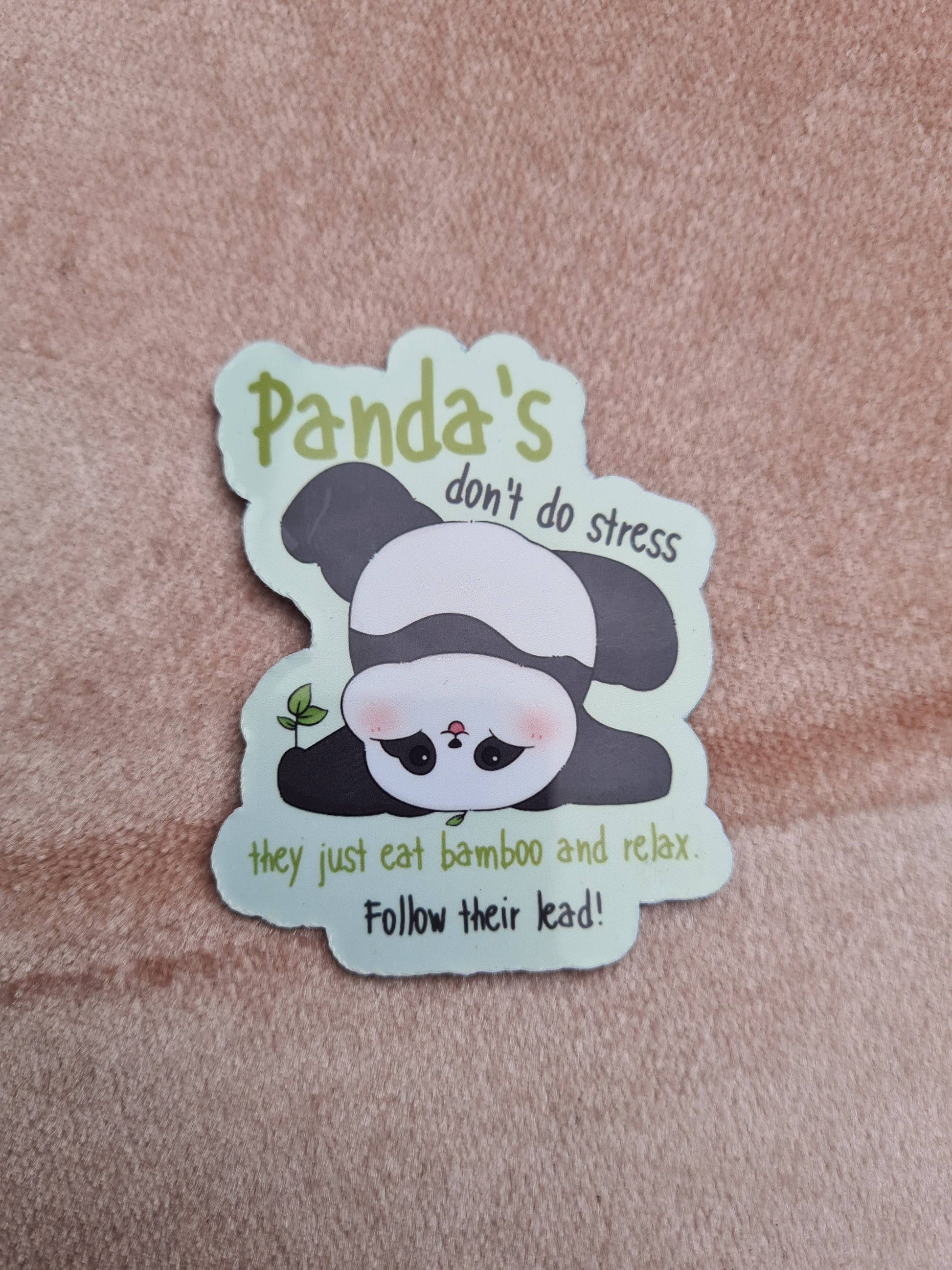 Afbeelding van de Kawaii Magneet Collectie Panda-Chan, met een schattige panda-illustratie en de tekst "Pandas don't do stress, they just eat bamboo and relax. Follow their lead!" Formaat: 4,7 x 6 cm. Perfect voor het opfleuren van elke magnetische oppervlakte.