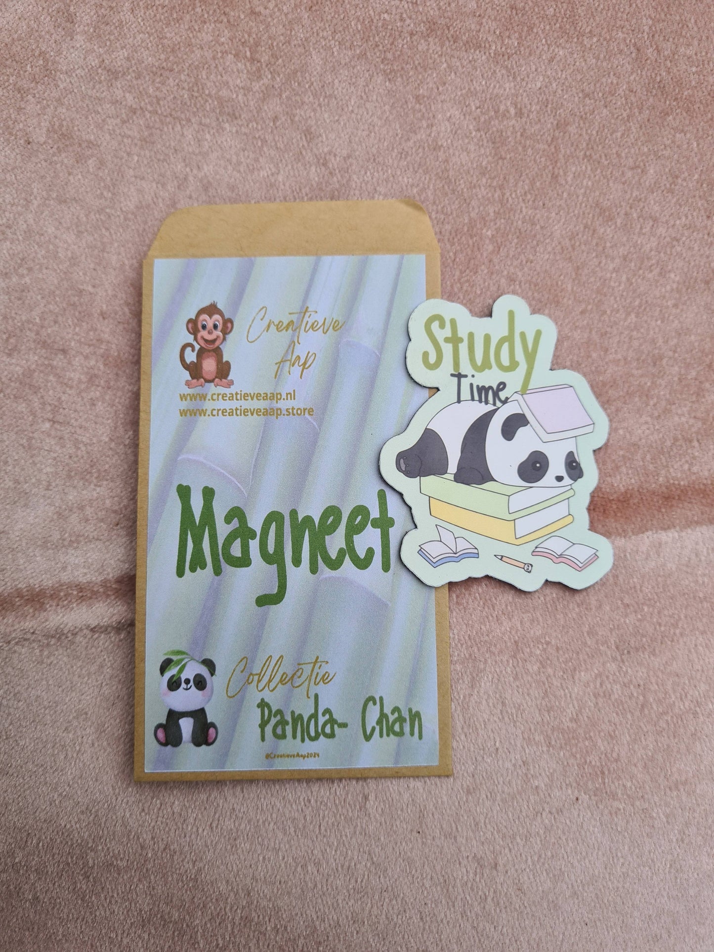 Afbeelding van de Kawaii Magneet Collectie Panda-Chan, met een schattige panda-illustratie en de tekst "Study Time." Formaat: 4,8 x 6 cm. Perfect voor het opfleuren van elke magnetische oppervlakte.