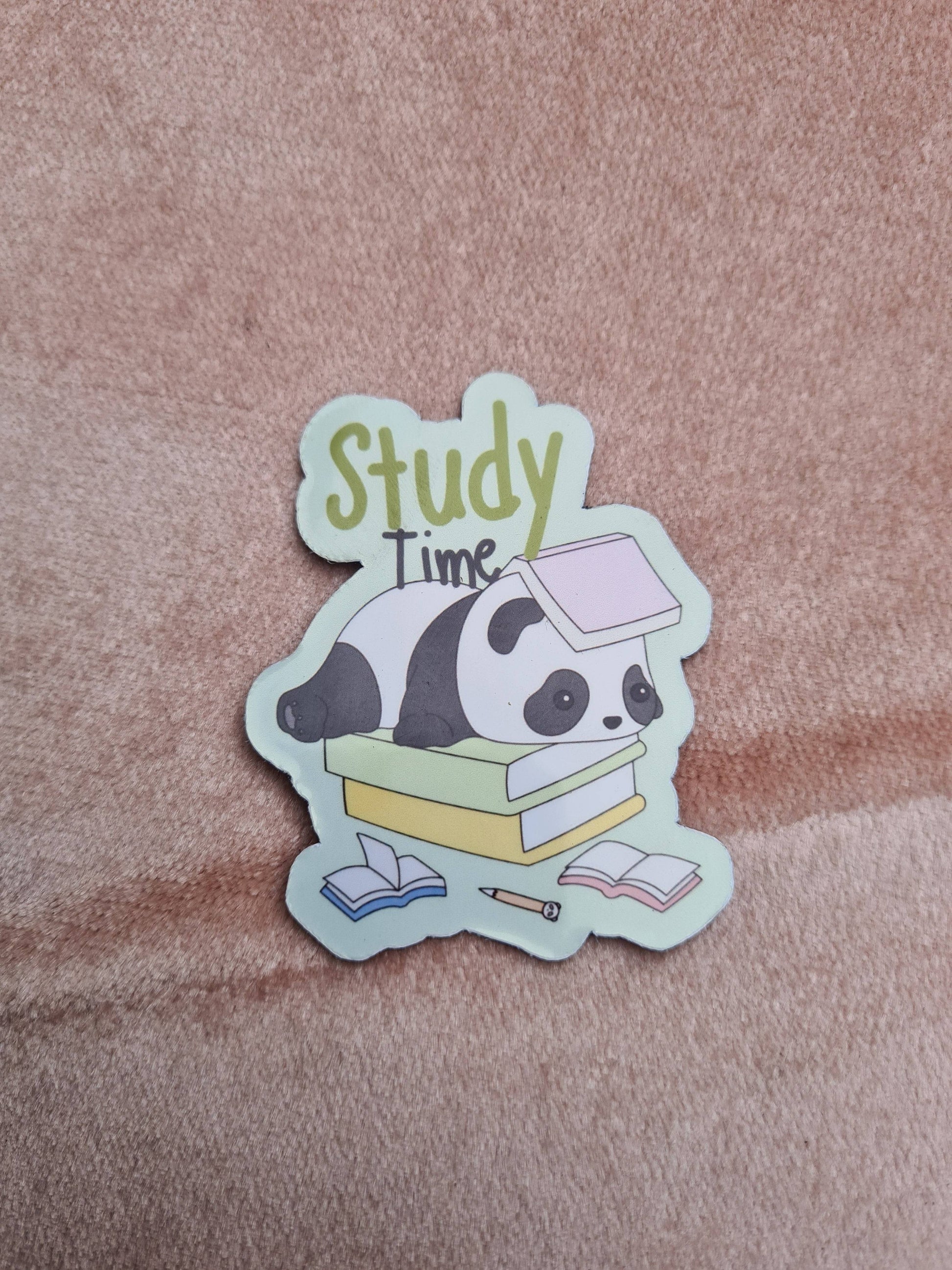 Afbeelding van de Kawaii Magneet Collectie Panda-Chan, met een schattige panda-illustratie en de tekst "Study Time." Formaat: 4,8 x 6 cm. Perfect voor het opfleuren van elke magnetische oppervlakte.