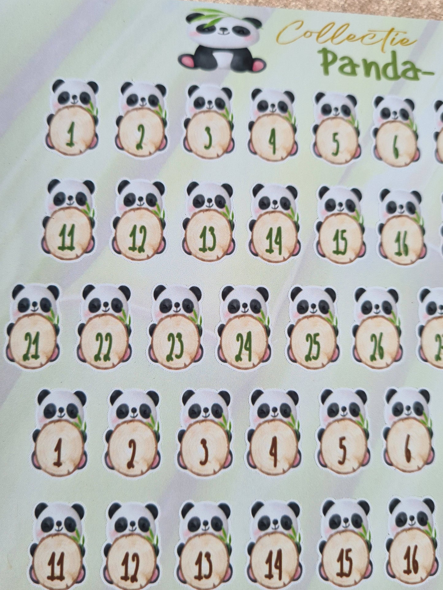 Planner stickers uit de Collectie Panda-Chan met kalender thema, groot vel formaat 16,5 x 16,5 cm, 62 stickers per vel.