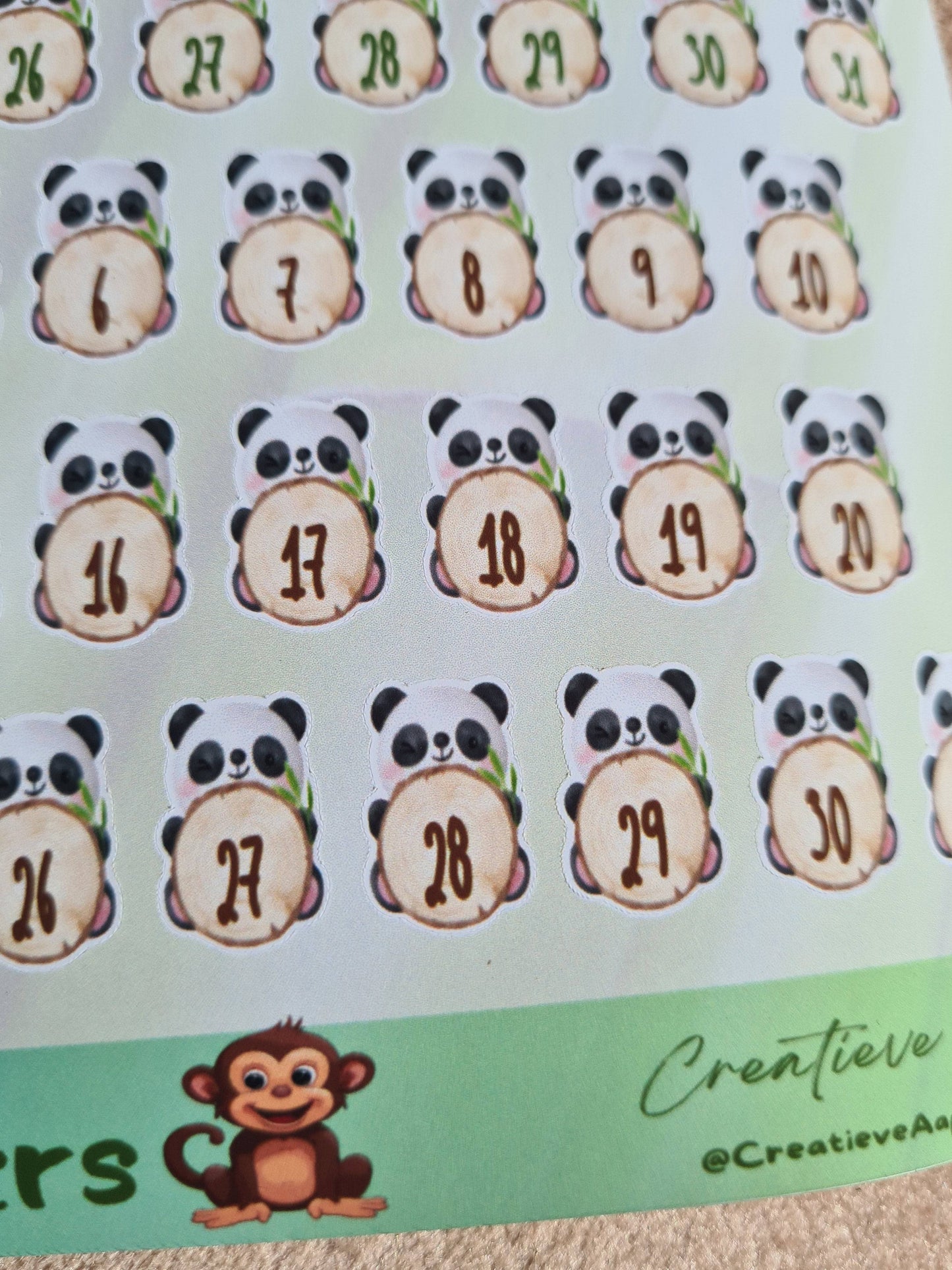 Planner stickers uit de Collectie Panda-Chan met kalender thema, groot vel formaat 16,5 x 16,5 cm, 62 stickers per vel.