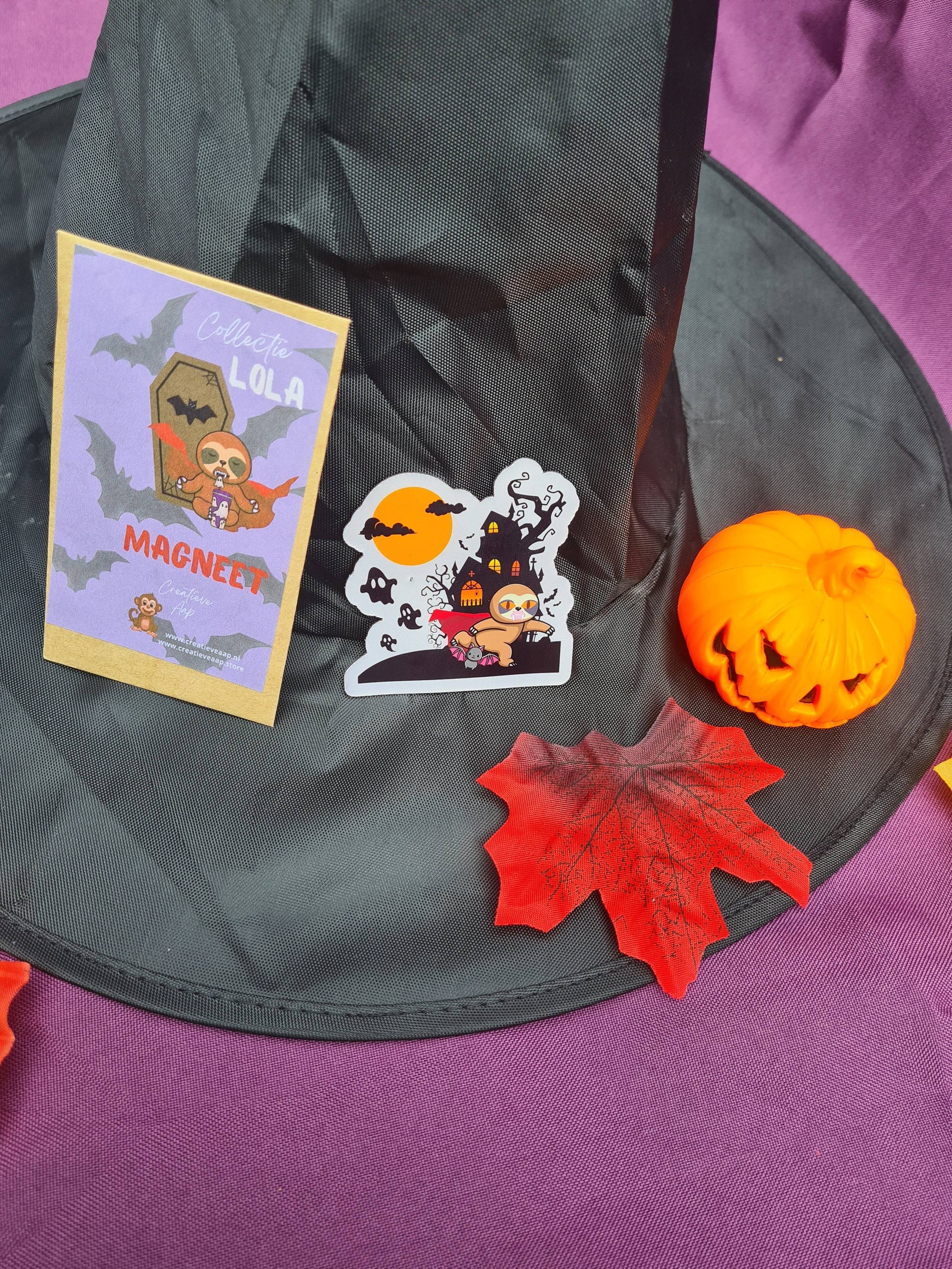 Magneet uit de Collectie Lola de Luiaard met Halloween-thema, formaat 6 cm, met schattige luiaard in vampier-stijl.