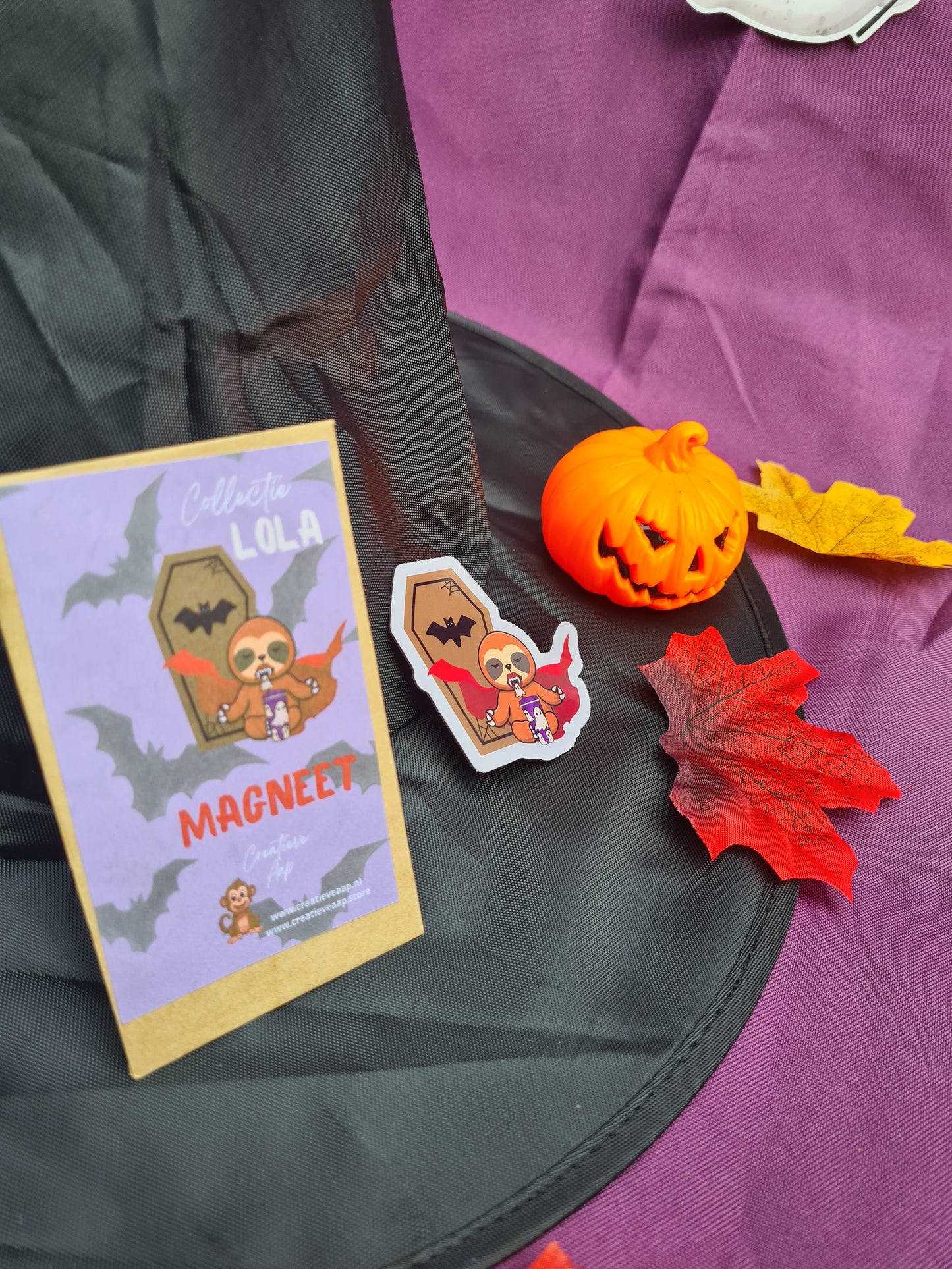 Magneet 6 cm Halloween Collectie "Lola de Luiaard" – Vampier Luiaard Magneet - Creatieve Aap