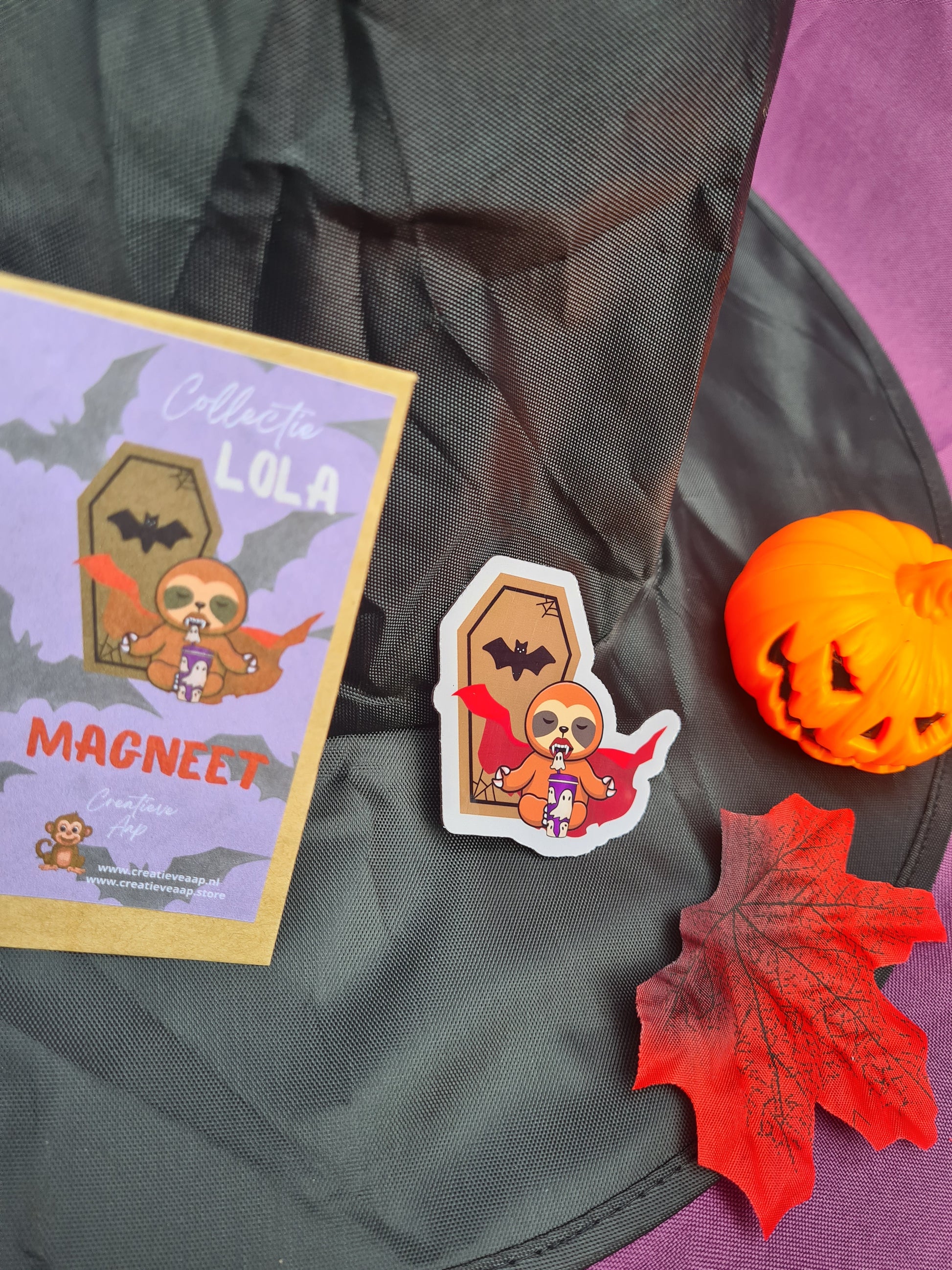 Magneet 6 cm Halloween Collectie "Lola de Luiaard" – Vampier Luiaard Magneet - Creatieve Aap