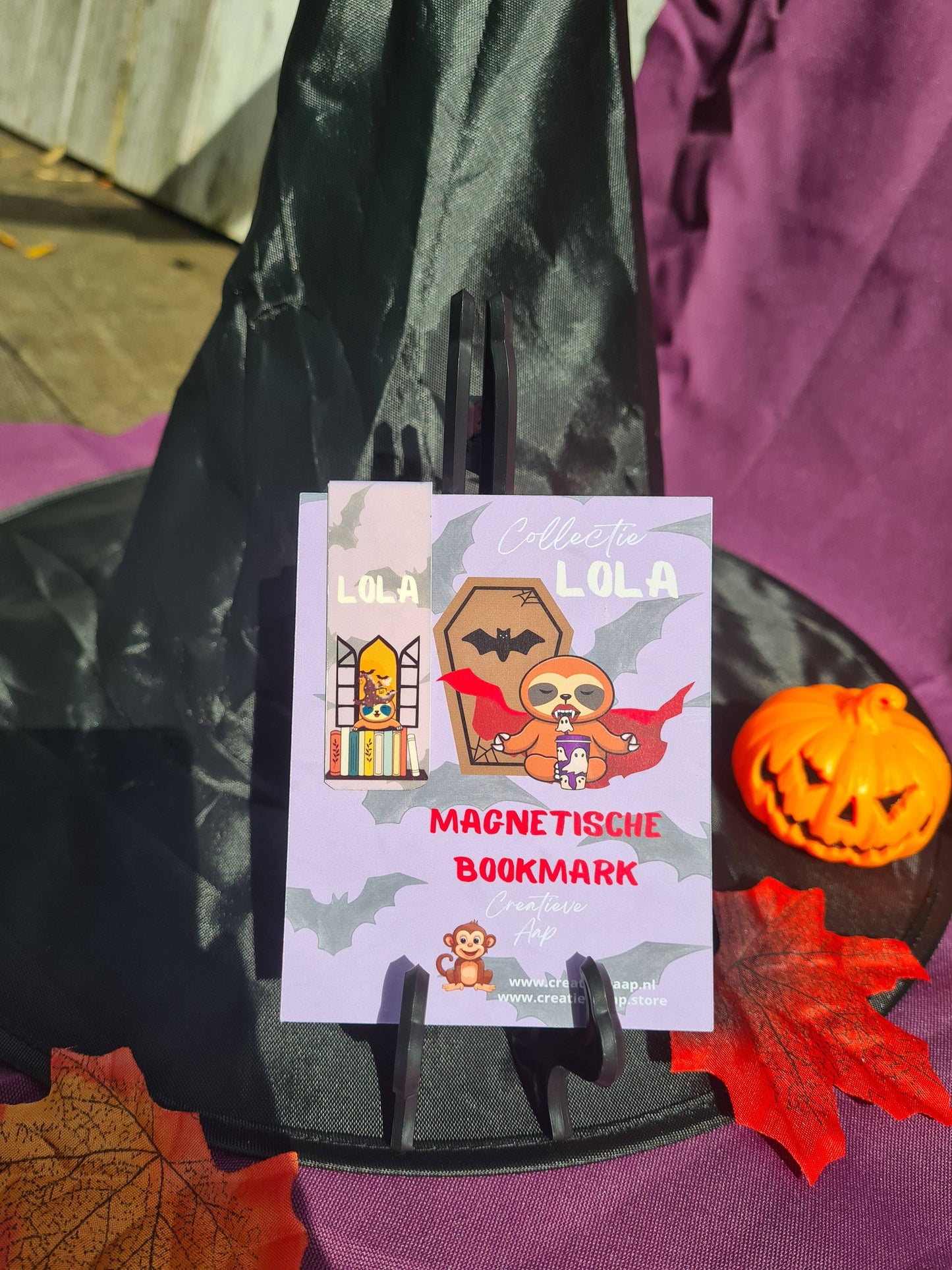 Magnetische bookmark uit de Collectie Lola de Luiaard met Halloween-thema, met schattige luiaard in vampier-stijl.