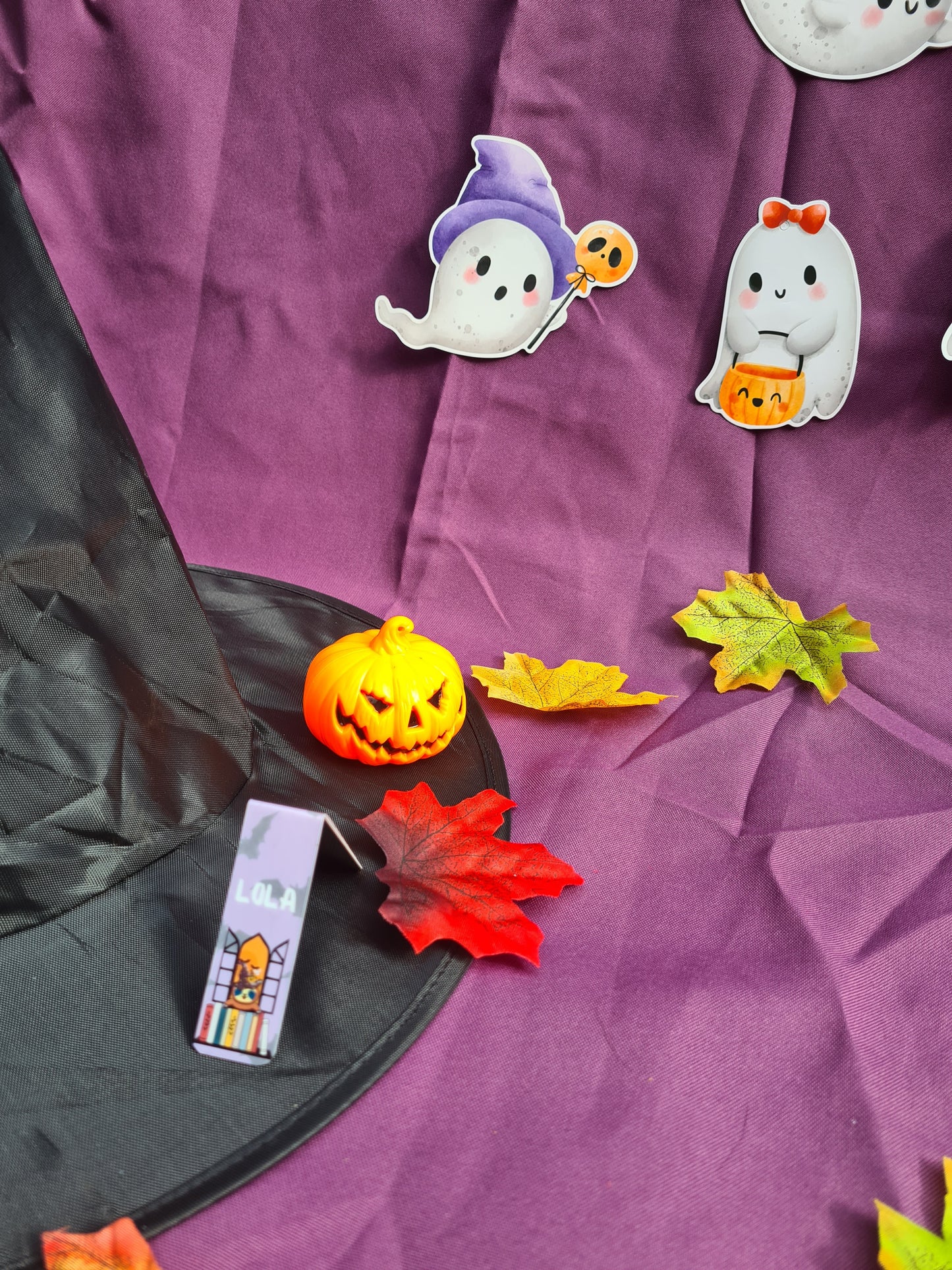 Magnetische bookmark uit de Collectie Lola de Luiaard met Halloween-thema, met schattige luiaard in vampier-stijl.