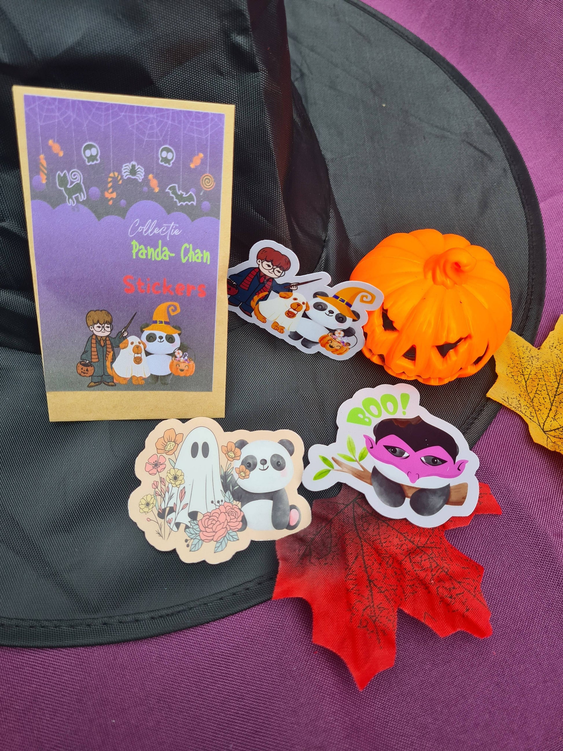 Vinylstickerset Collectie Panda-Chan met Halloween-thema, schattige panda en spook stickers, formaat 6 cm.