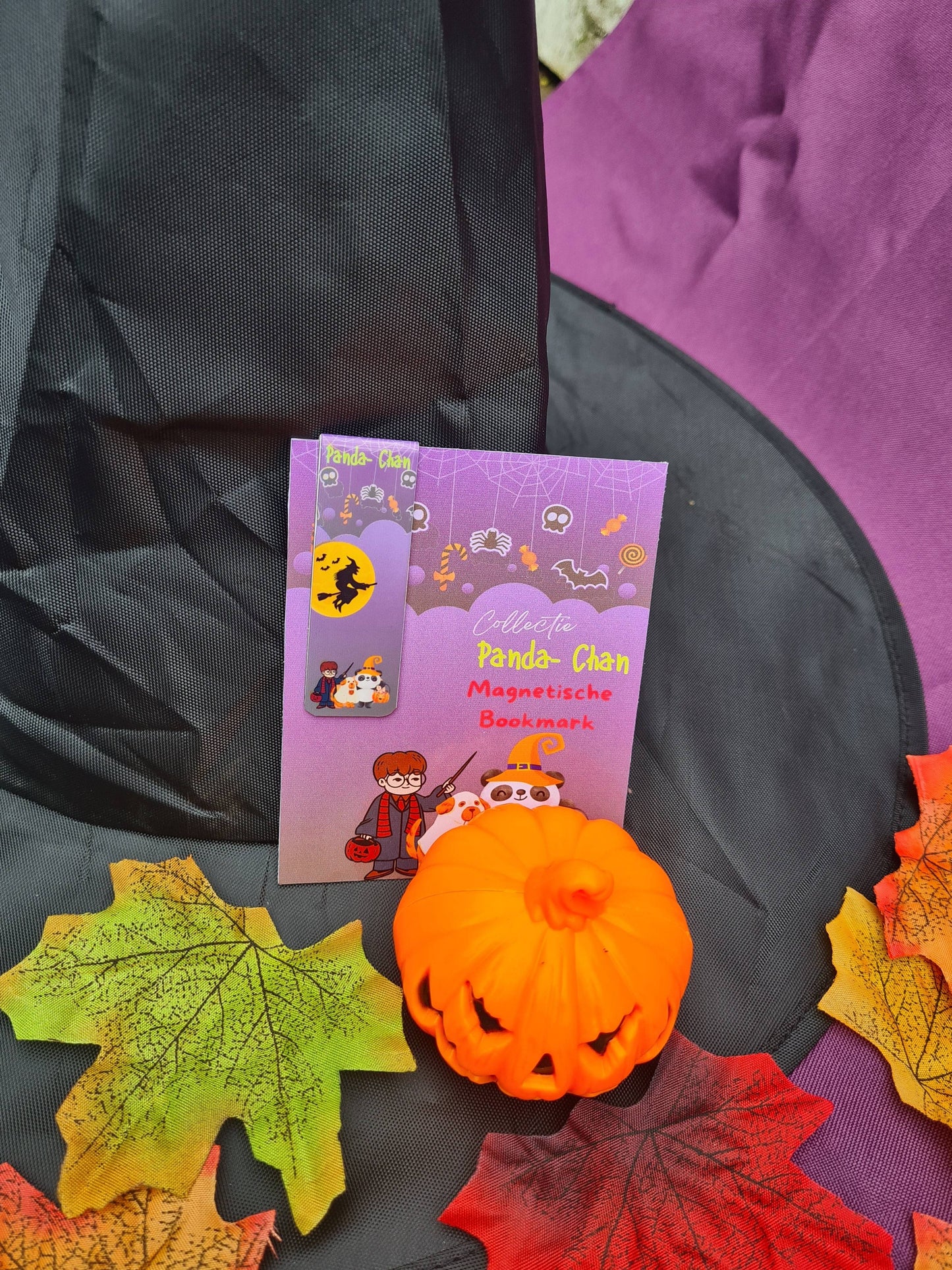 Magnetische bookmark uit de Collectie Panda-Chan met Halloween-thema, schattige en speelse ontwerpen van Panda-Chan.