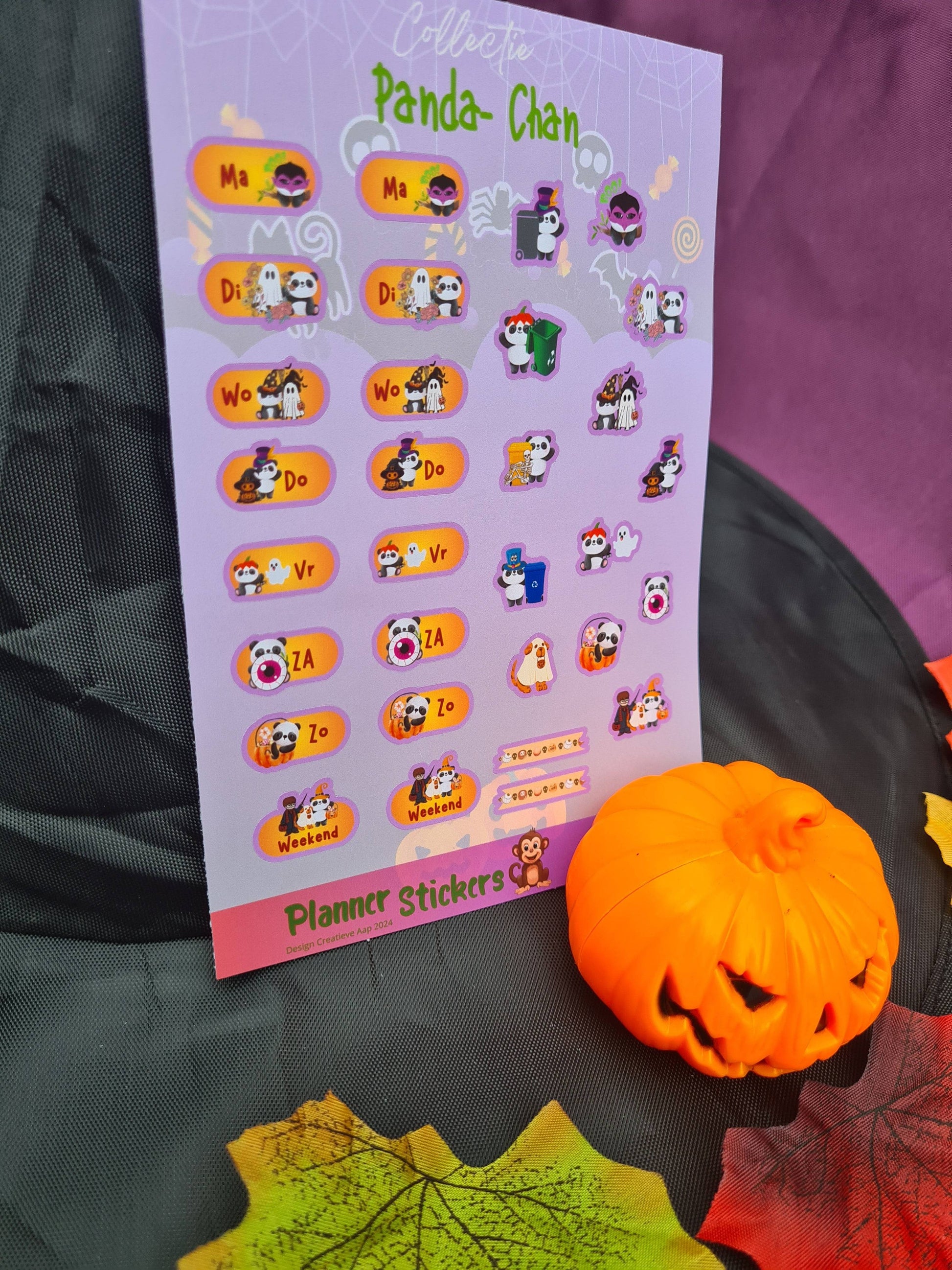 Vinyl planner stickers uit de Collectie Panda-Chan met Halloween-thema, schattige en grappige ontwerpen van panda’s in vampier- en spookstijlen, formaat 11 x 16 cm, beschikbaar in matte en glans afwerking.