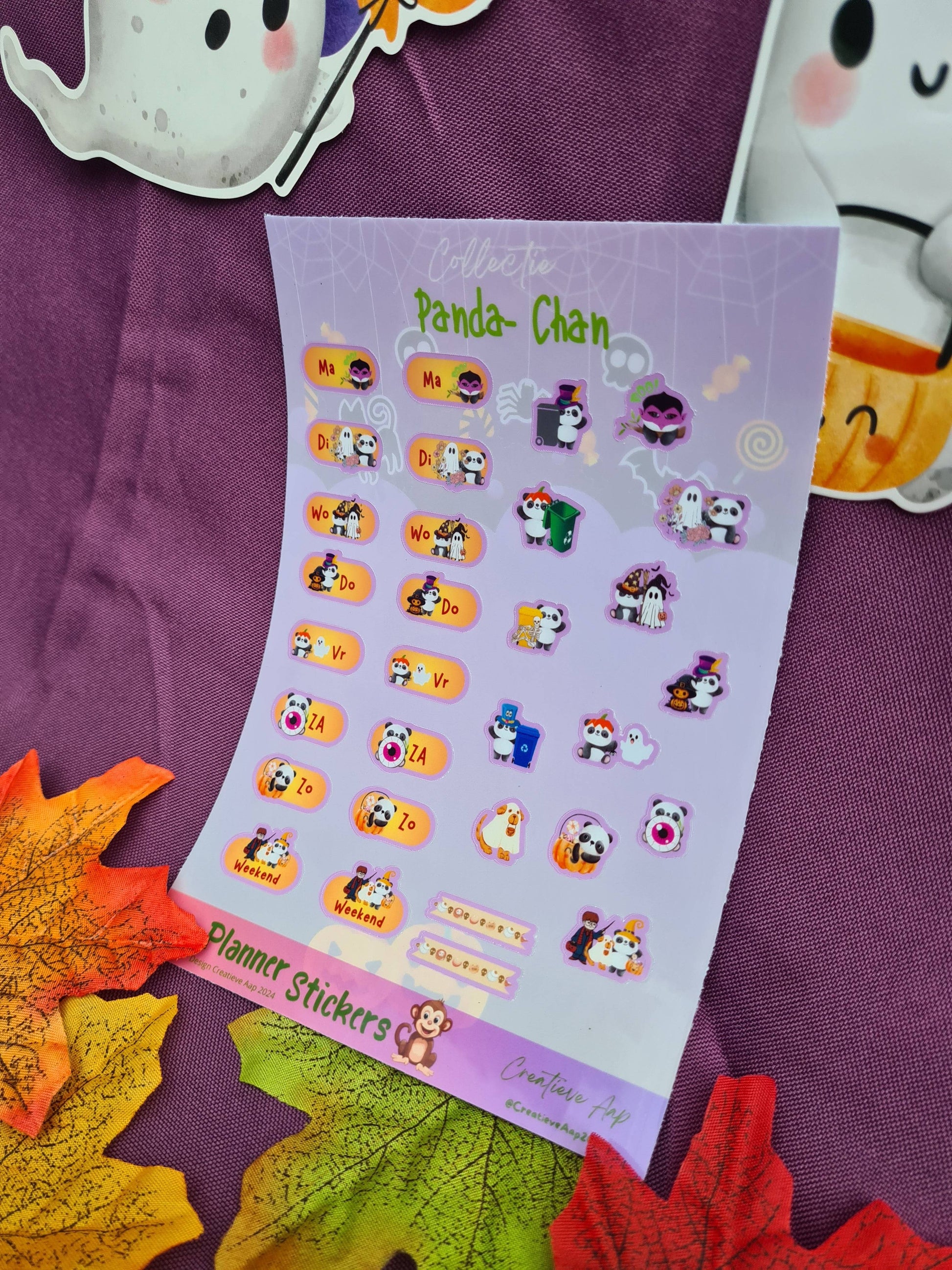 Vinyl planner stickers uit de Collectie Panda-Chan met Halloween-thema, schattige en grappige ontwerpen van panda’s in vampier- en spookstijlen, formaat 11 x 16 cm, beschikbaar in matte en glans afwerking.