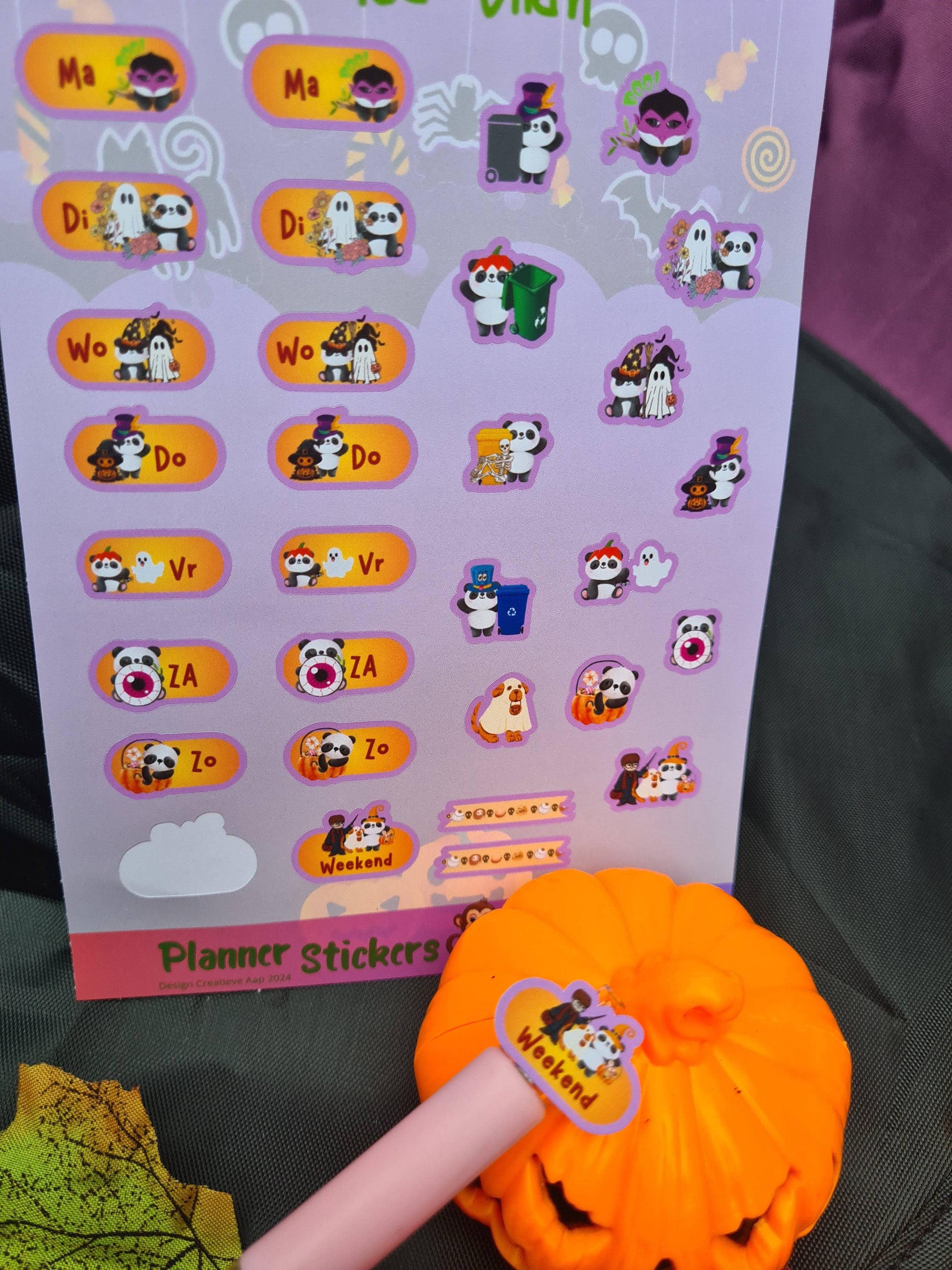 Vinyl planner stickers uit de Collectie Panda-Chan met Halloween-thema, schattige en grappige ontwerpen van panda’s in vampier- en spookstijlen, formaat 11 x 16 cm, beschikbaar in matte en glans afwerking.