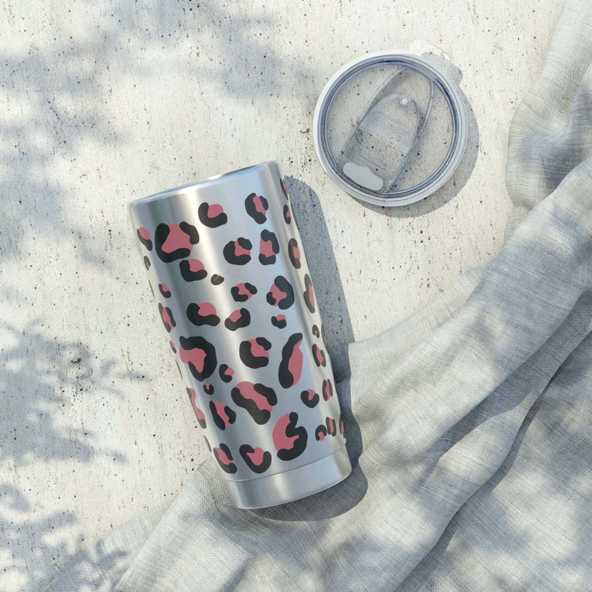 RVS tumbler 600ml met Herfst Dierenprint, luipaardmotief in roze en zwart op zilverkleurige achtergrond.