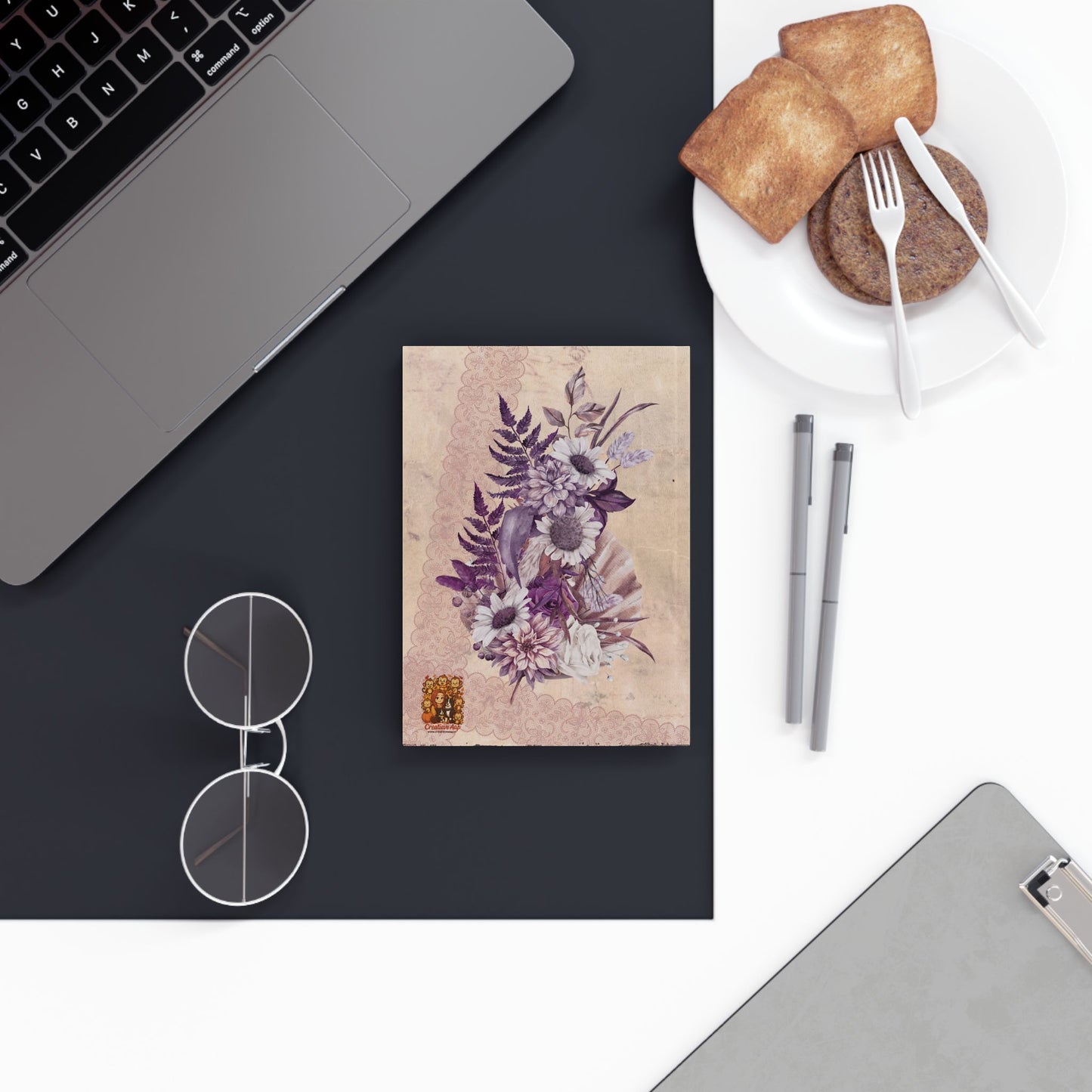 Notitieboek vintage bloemen – voorkant met paarse bloemen op beige achtergrond

Notitieboek vintage bloemen – achterkant met antiek design en bloemendecoratie