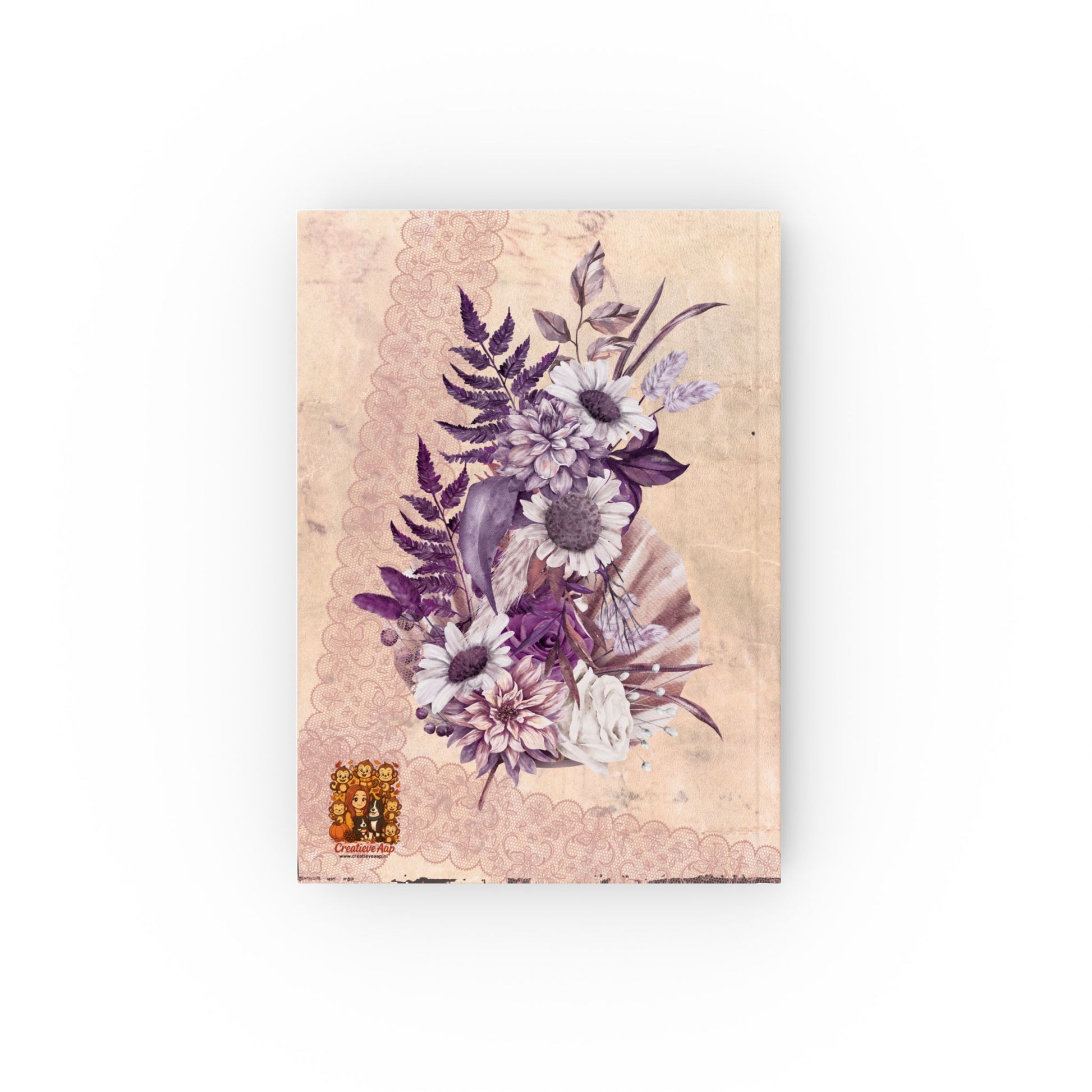 Notitieboek vintage bloemen – voorkant met paarse bloemen op beige achtergrond

Notitieboek vintage bloemen – achterkant met antiek design en bloemendecoratie