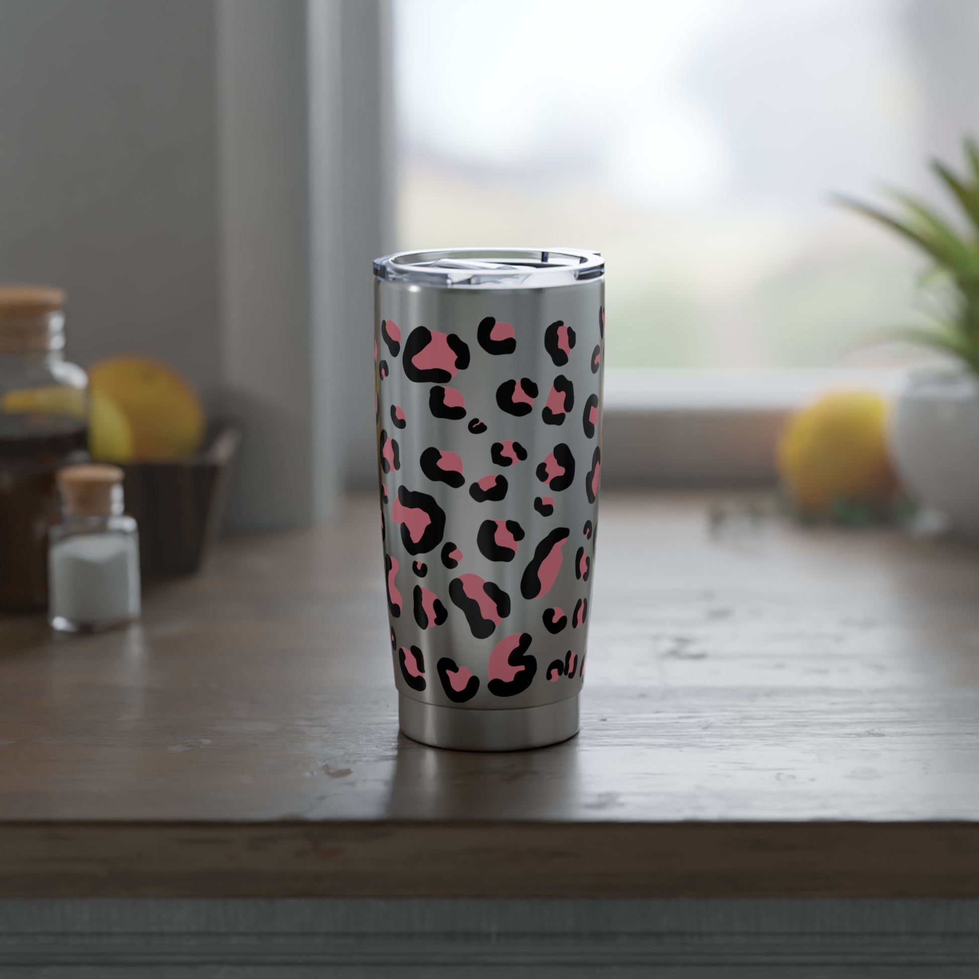 RVS tumbler 600ml met Herfst Dierenprint, luipaardmotief in roze en zwart op zilverkleurige achtergrond.