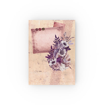 Notitieboek vintage bloemen – voorkant met paarse bloemen op beige achtergrond

Notitieboek vintage bloemen – achterkant met antiek design en bloemendecoratie