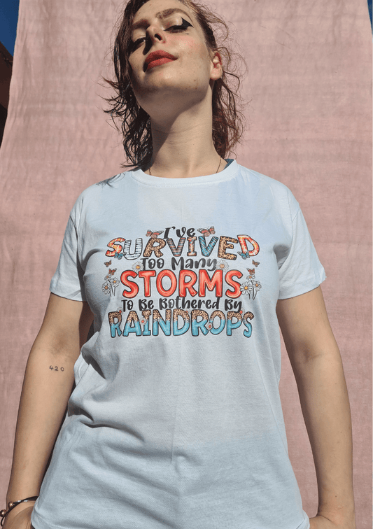 Handbedrukt Katoenen Shirt: 'I've Survived Too Many Storms' - Kleurrijk en Fleurig