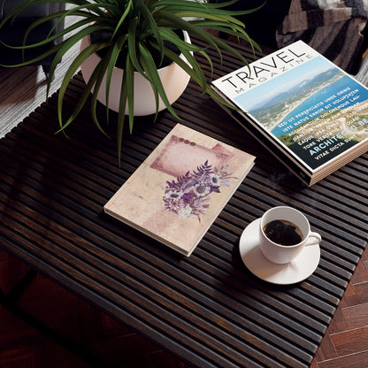 Notitieboek vintage bloemen – voorkant met paarse bloemen op beige achtergrond

Notitieboek vintage bloemen – achterkant met antiek design en bloemendecoratie