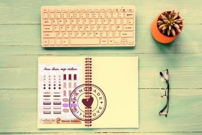 Planner stickers “Accessoires” in herfstkleuren 🍂📌✨ – met to-do’s, bullets en banners. Handgemaakt design van Creatieve Aap, verkrijgbaar in A6 en A5 formaat, matte of glans afwerking.