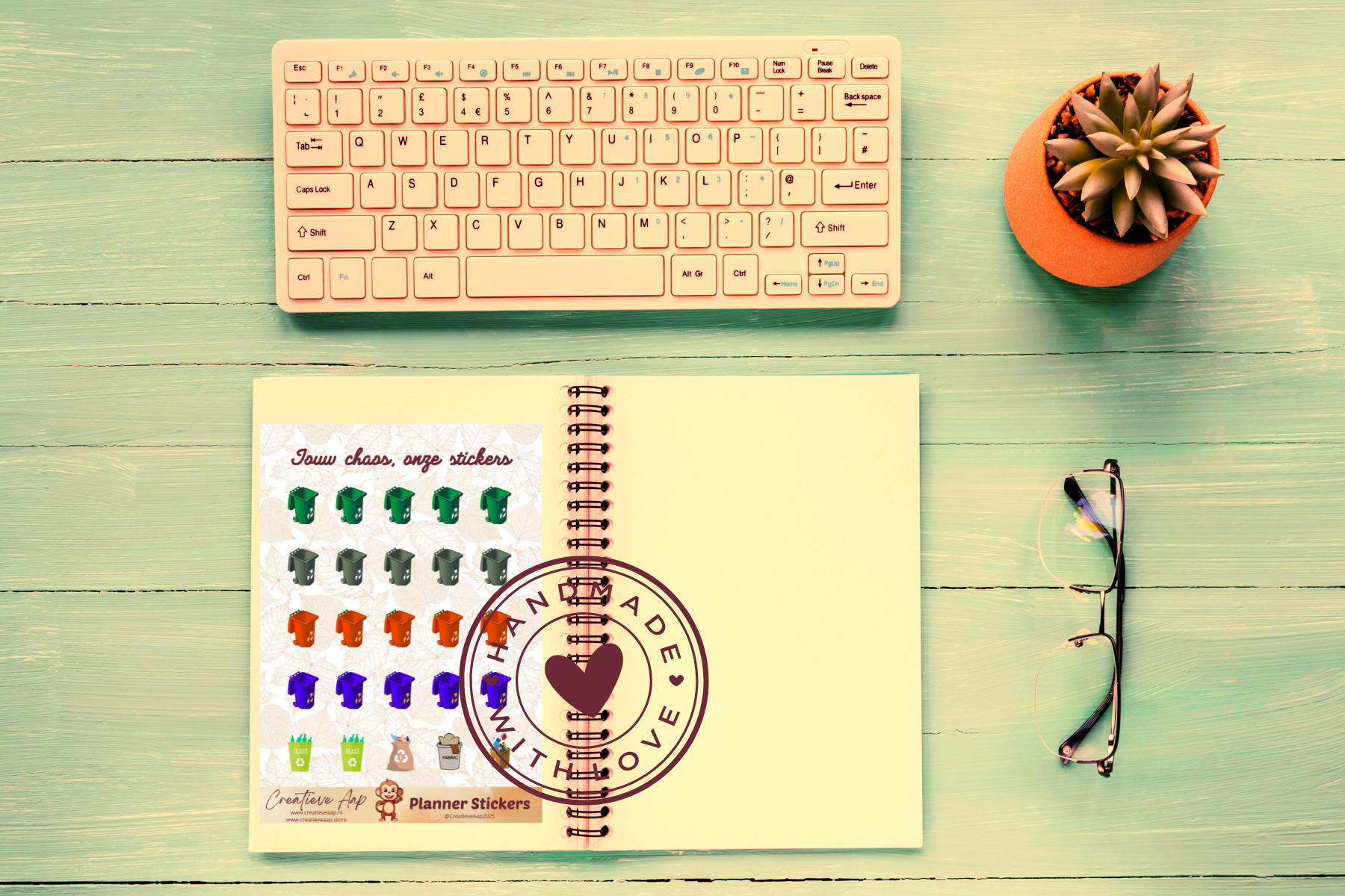 Planner stickers “Afval & Recyclen” in herfstkleuren 🗑️♻️🍂 – icoontjes voor glas, papier, plastic en restafval. Handgemaakt design van Creatieve Aap, verkrijgbaar in A6 en A5, matte of glans afwerking.