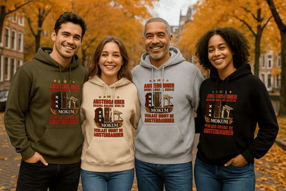 Vier personen dragen de “Amsterdammer Mokum” hoodie in de kleuren Military Green, Sand, Sporty Grey en Zwart. Herfstachtergrond met Amsterdamse grachten en bomen – Creatieve Aap.