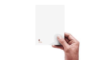 Handgemaakte A6 wenskaart met hondje, bloemen en gekleurde pootafdrukken – zomerse sfeer met witte envelop