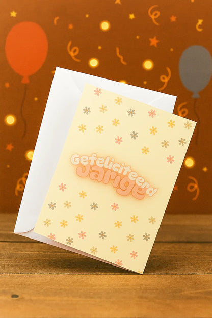 Handgemaakte A6 verjaardagskaart met retro bloemen en tekst ‘Gefeliciteerd Jarige’ in pastelkleuren met witte envelop