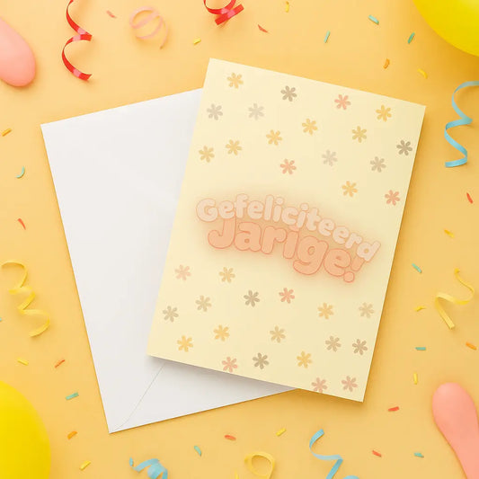 Handgemaakte A6 verjaardagskaart met retro bloemen en tekst ‘Gefeliciteerd Jarige’ in pastelkleuren met witte envelop