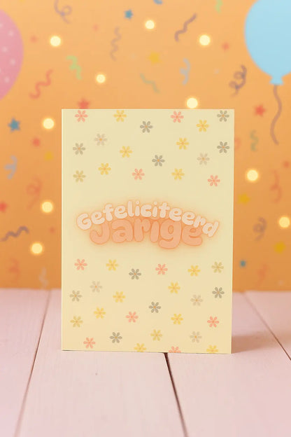 Handgemaakte A6 verjaardagskaart met retro bloemen en tekst ‘Gefeliciteerd Jarige’ in pastelkleuren