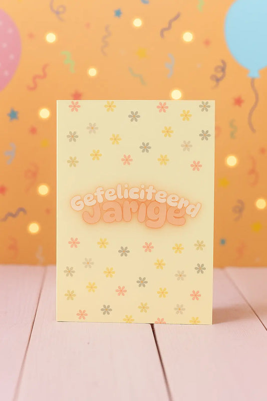 Handgemaakte A6 verjaardagskaart met retro bloemen en tekst ‘Gefeliciteerd Jarige’ in pastelkleuren
