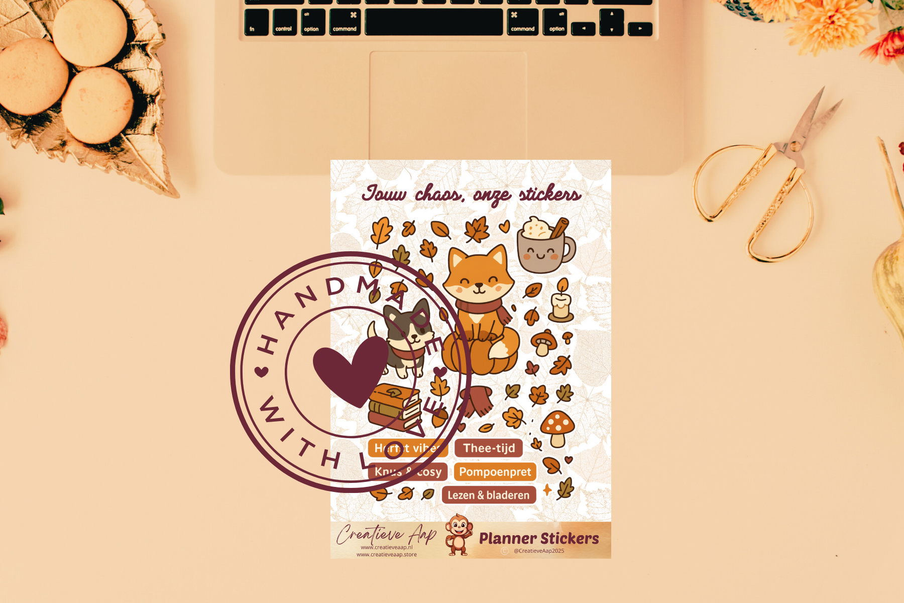 Planner stickers “Herfst Accessoires” in kawaii anime stijl 🍂✨ – met pompoenen, thee, kaarsjes en bladeren. Verkrijgbaar in A6 & A5, matte of glans afwerking.