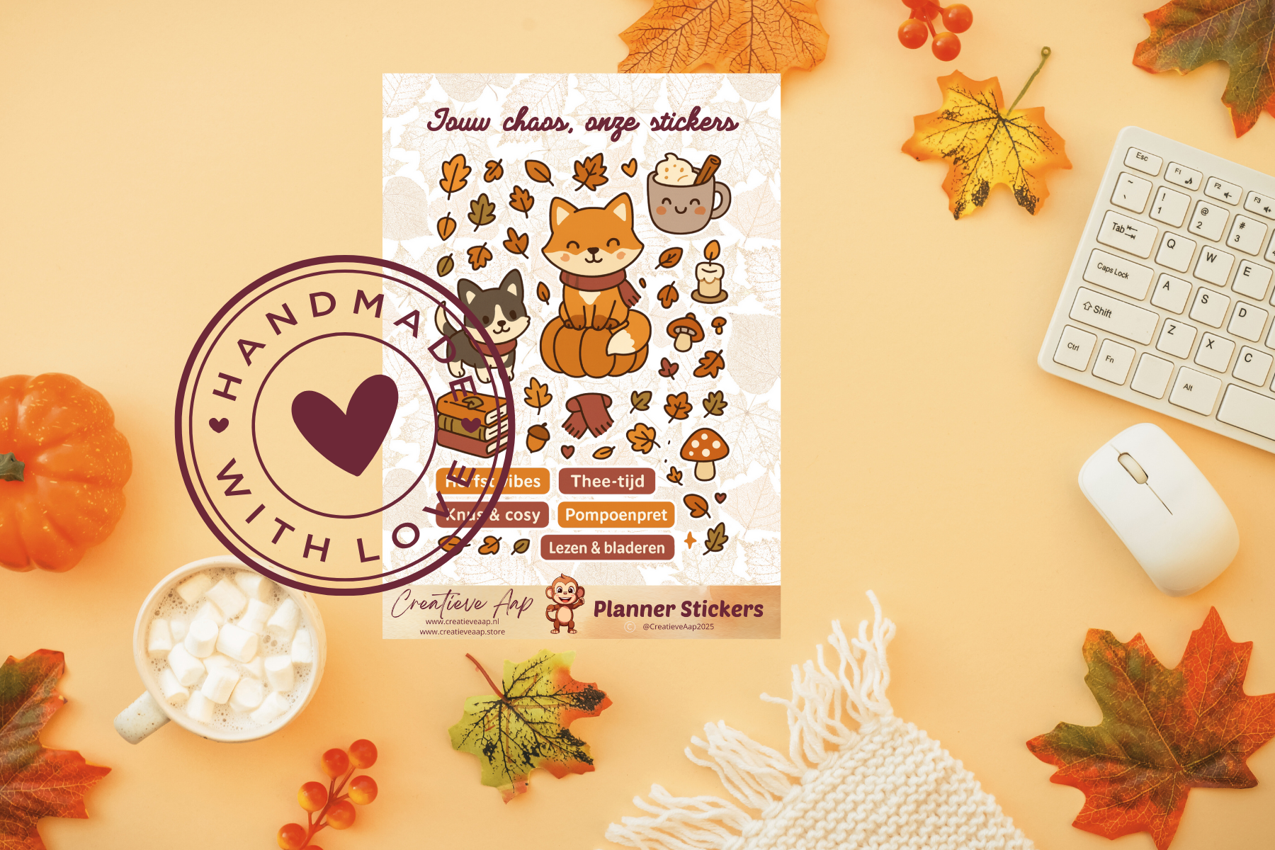Planner stickers “Herfst Accessoires” in kawaii anime stijl 🍂✨ – met pompoenen, thee, kaarsjes en bladeren. Verkrijgbaar in A6 & A5, matte of glans afwerking.