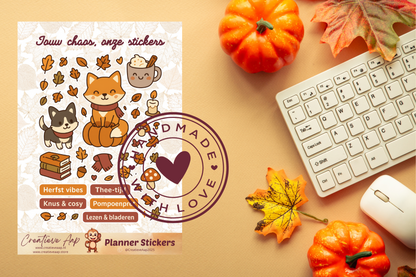 Planner stickers “Herfst Accessoires” in kawaii anime stijl 🍂✨ – met pompoenen, thee, kaarsjes en bladeren. Verkrijgbaar in A6 & A5, matte of glans afwerking.