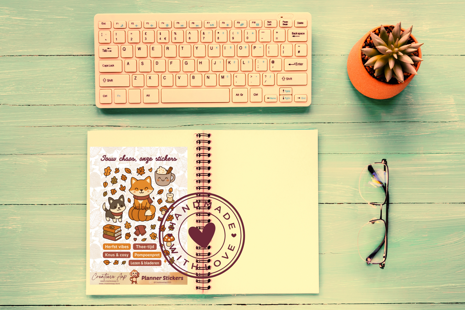 Planner stickers “Herfst Accessoires” in kawaii anime stijl 🍂✨ – met pompoenen, thee, kaarsjes en bladeren. Verkrijgbaar in A6 & A5, matte of glans afwerking.