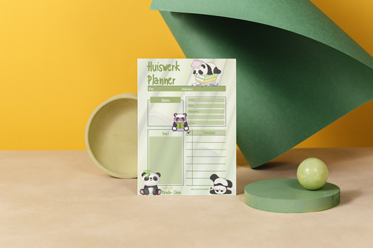 Afbeelding van de Huiswerk Planner uit de Collectie Panda-Chan, verkrijgbaar in A5 en A4 formaat. De planner bevat 30 vellen per pad met schattige panda-illustraties, perfect voor het organiseren van je huiswerk en schooltaken. Handgemaakt en uniek design.
