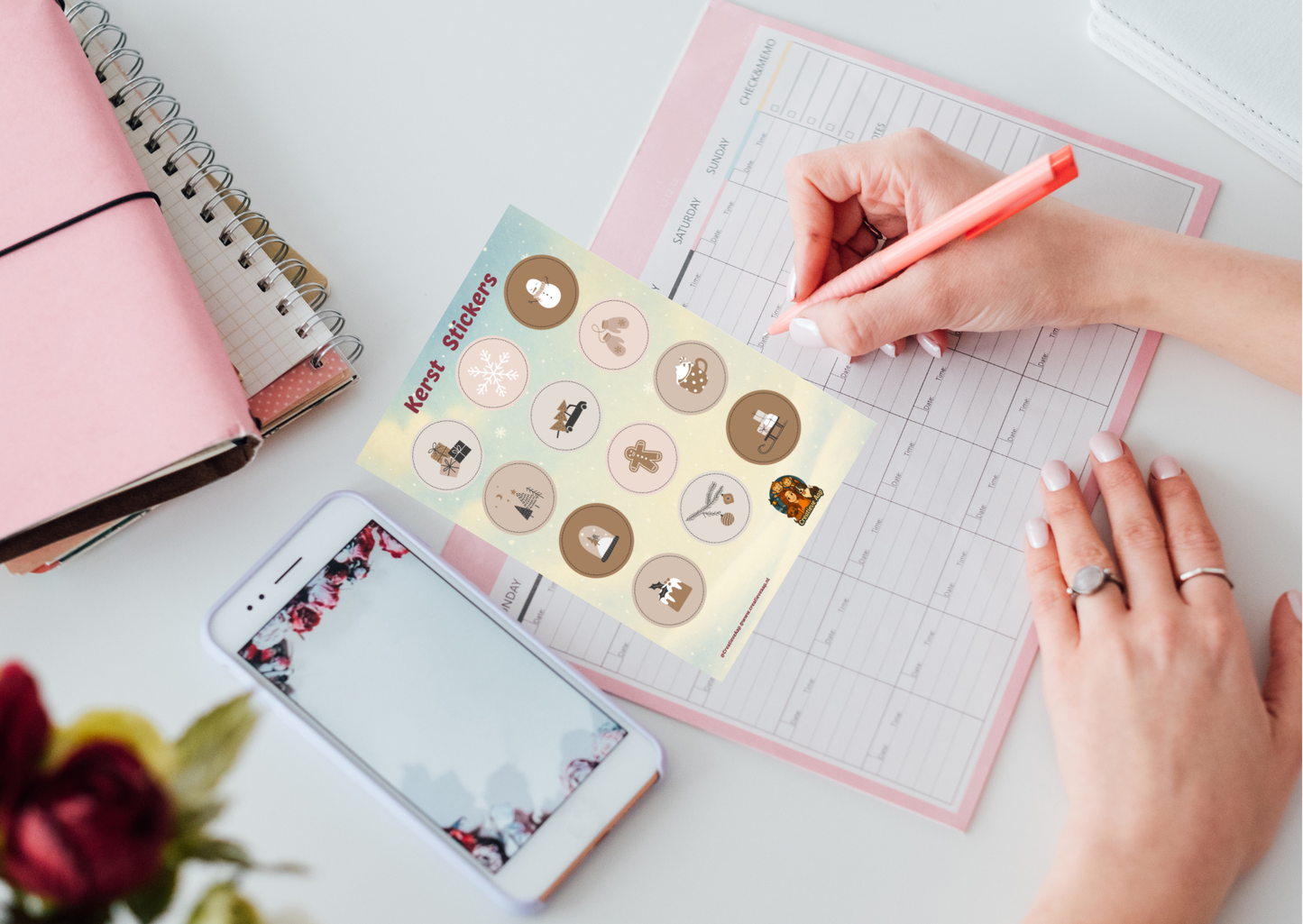 🎄 Kerst Cadeau Stickers – Ronde Stickersheet – Creatieve Aap 2025