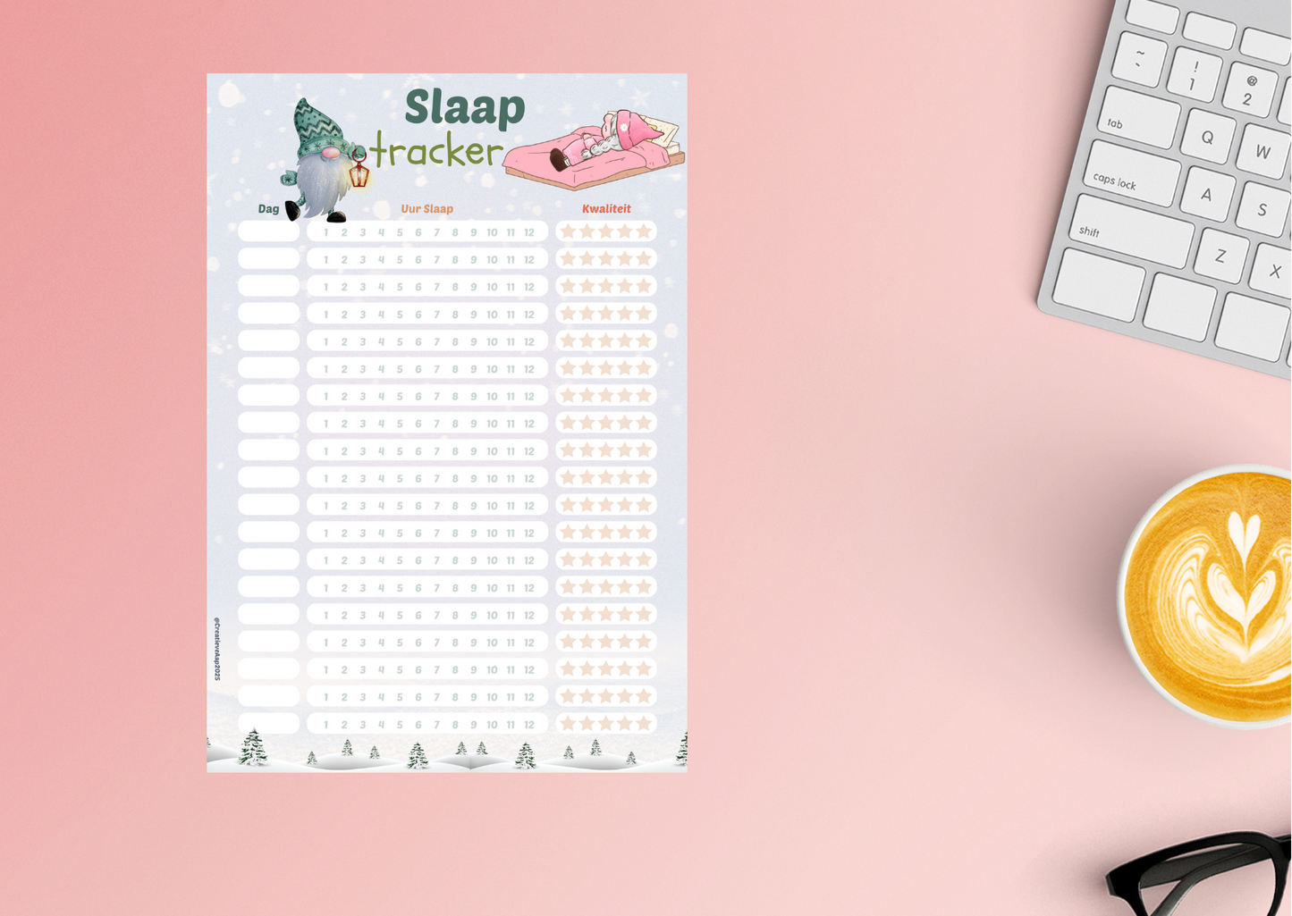 Winter Slaap Tracker - Digitaal Downloadbare planner PDF met een knus winterontwerp, liggend op een roze achtergrond naast een toetsenbord en een kop koffie. Perfect voor het bijhouden van slaapritme en kwaliteit.