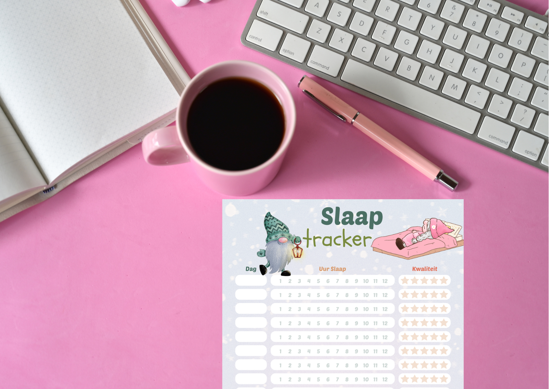 Winter Slaap Tracker - Digitaal Downloadbare planner PDF met een knus winterontwerp, liggend op een roze bureau met een kop koffie, notitieboek en toetsenbord. Perfect voor het bijhouden van slaapritme en kwaliteit.